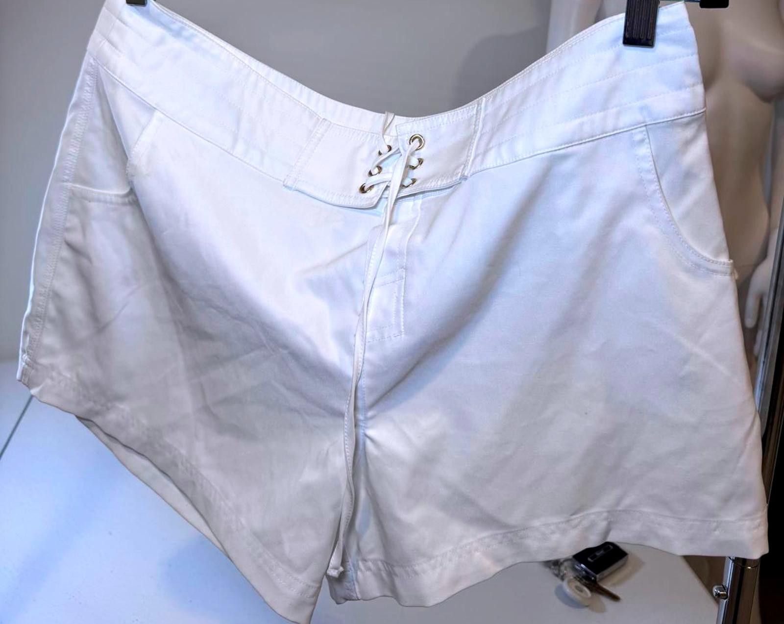 Designer La Blanca Women's White Shorts with Lace-Up Detail Size 36" / US 14 / IT 50 - 1 Thumbnail