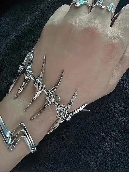 Jewelry × Vintage Spike Bone Bracelet Chain Gothic Chrome Evil Punk Dark Size ONE SIZE - 1 Thumbnail