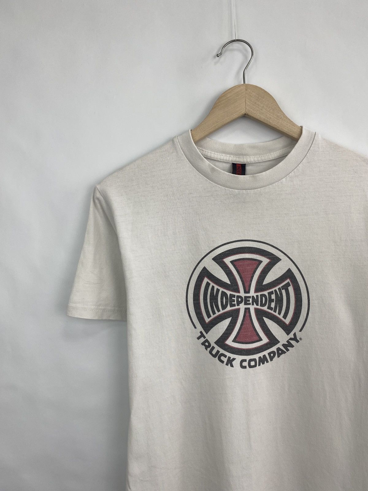 Independent Truck Co. × Vintage 🇺🇸 Vintage 90s Independent Truck Company T-Shirt Rare Y2K Size US S / EU 44-46 / 1 - 2 Thumbnail