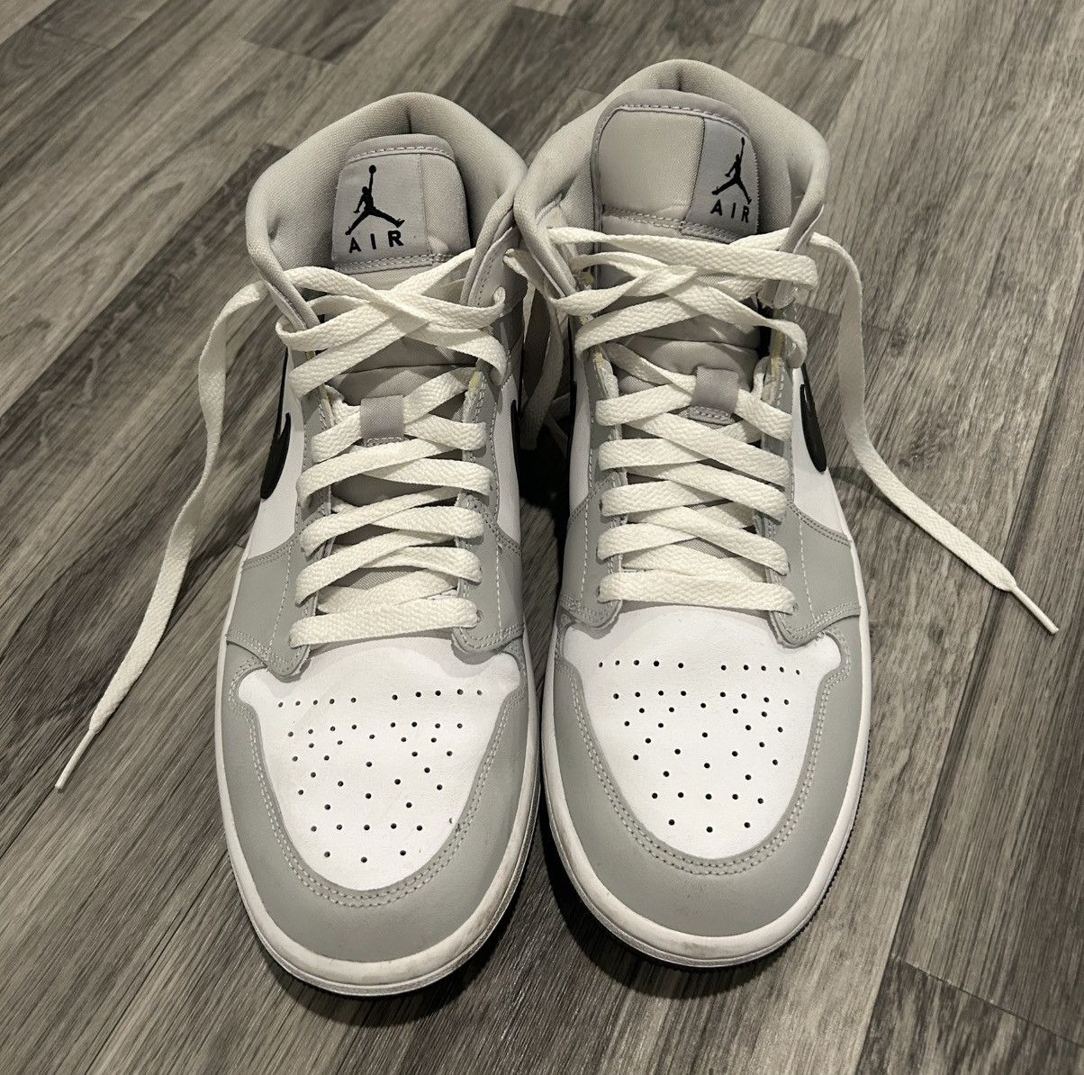 Nike Jordan 1 mid - Light Smoke Grey Size US 10.5 / EU 43-44 - 2 Thumbnail