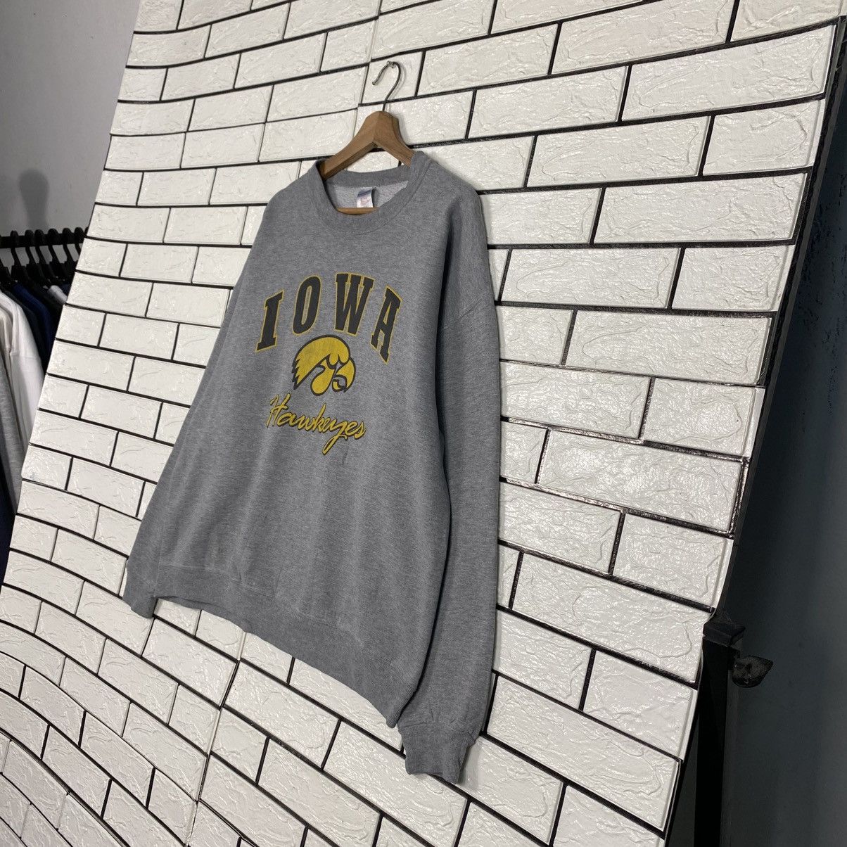 Japanese Brand 📌Vintage lowa Hawkeyes Big Logo Sweatshirt Ncaa Size US XL / EU 56 / 4 - 3 Thumbnail