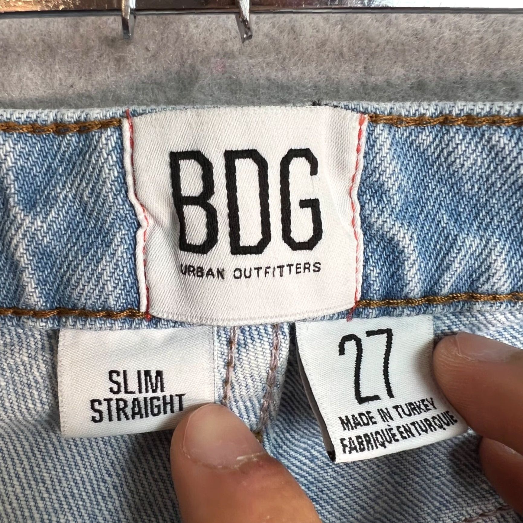 Urban Outfitters BDG Urban Outfitters Slim Straight Distressed Light Wash Jeans Size 27 Frayed Womens Jeans 27distressed Slim Straight Blue 90s? Size 27" / US 4 / IT 40 - 3 Thumbnail