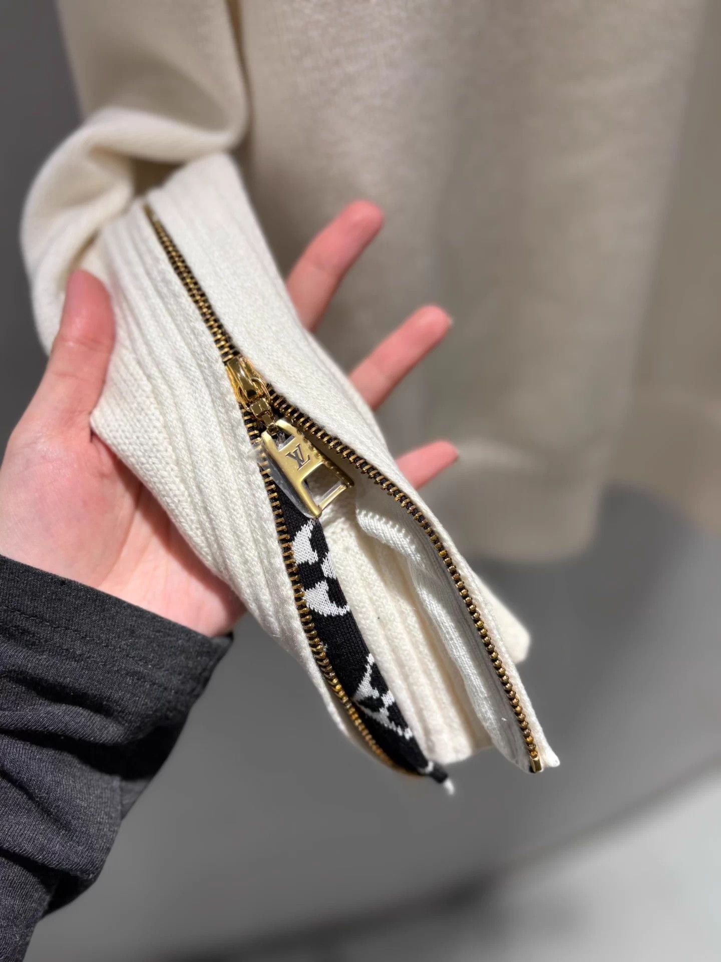 Louis Vuitton LV mint white turtleneck cashmere monogram sweater XXS Size US XXS / EU 40 - 2 Thumbnail