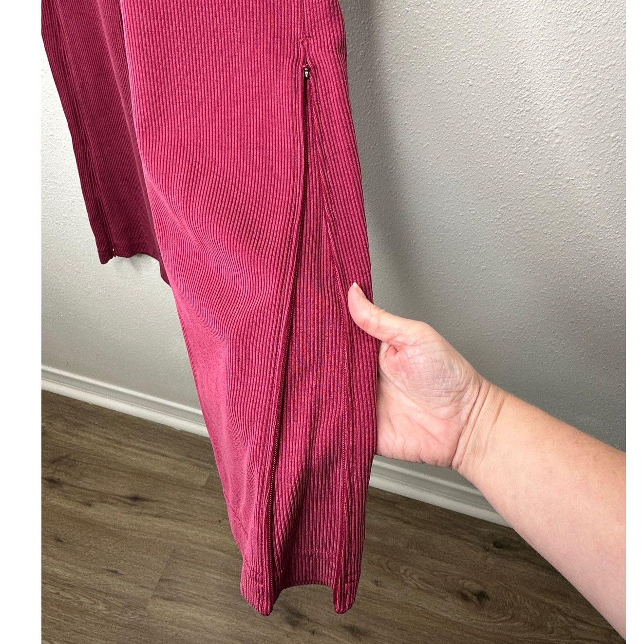 Lululemon Lululemon Dark Pink Softstreme Ribbed Zip Flared Pant 4 Size 27" / US 4 / IT 40 - 2 Thumbnail