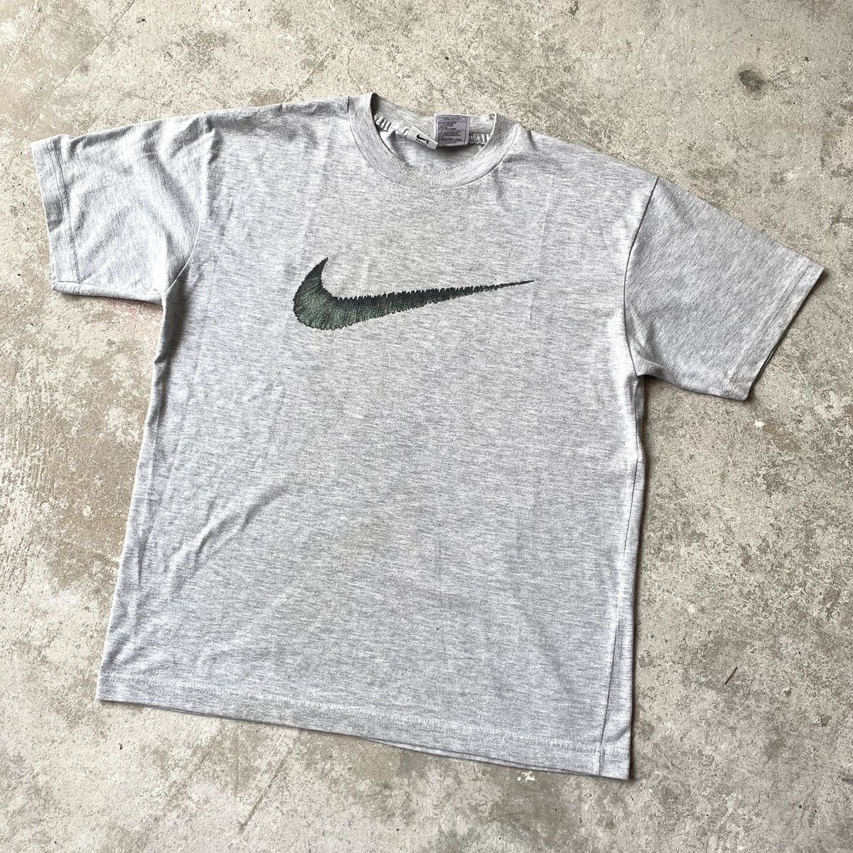 Vintage Vintage Nike Tee – OG Swoosh Logo Classic 90s Style Size US M / EU 48-50 / 2 - 1 Thumbnail