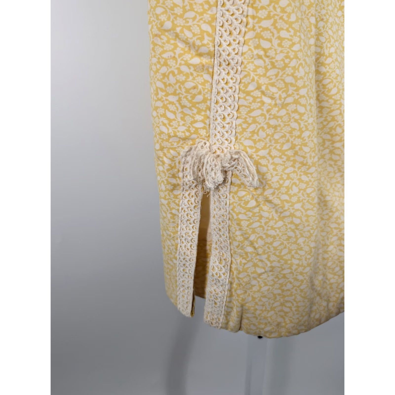 Lilly Pulitzer VINTAGE Lilly Pulitzer Shift Dress Yellow Floral Lace Trim Lord & Taylor 60s Women's Dress Size XS / US 0-2 / IT 36-38 - 5 Thumbnail