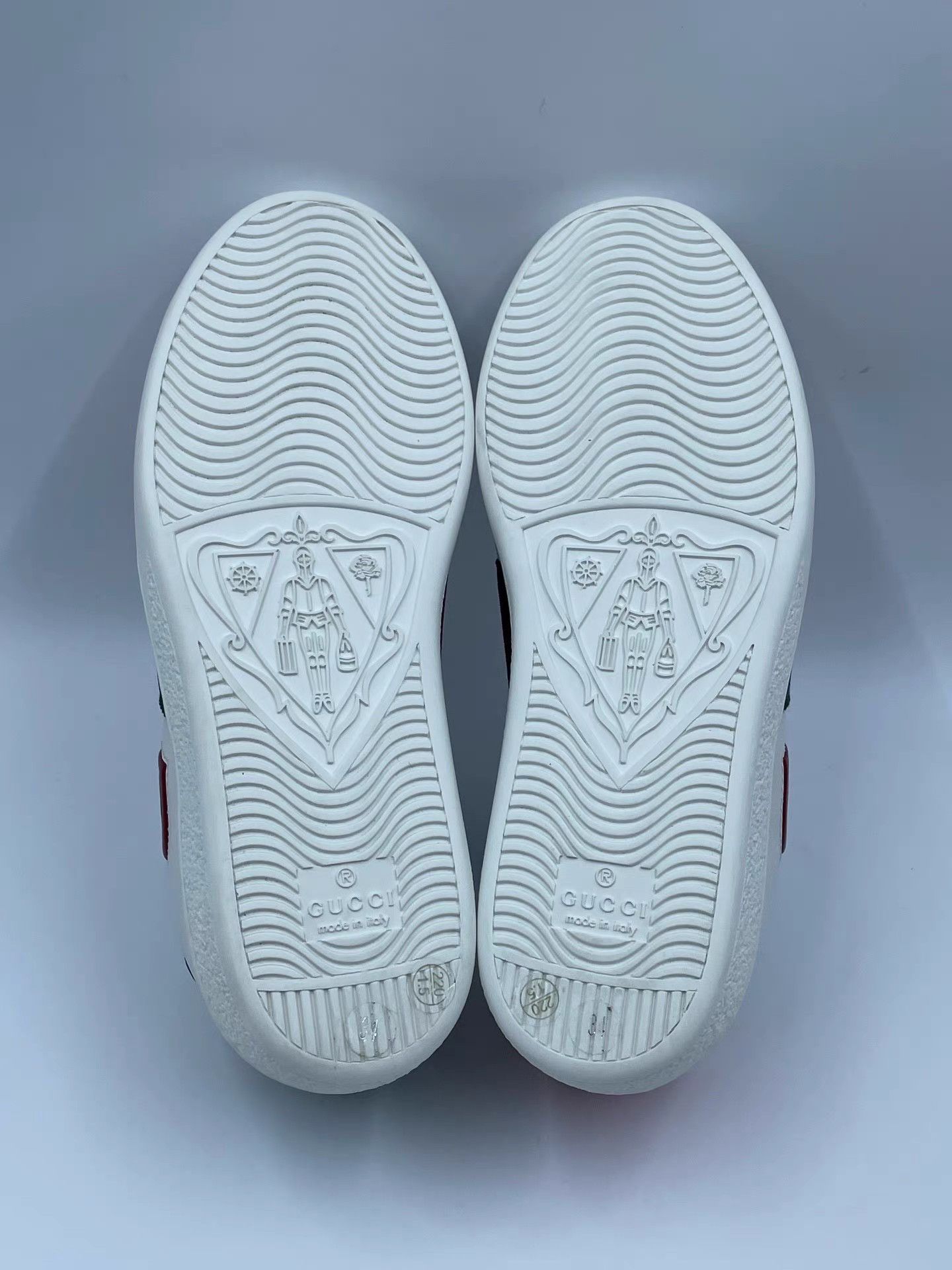 Gucci Gucci ACE Heart Pattern & Embroidered Bee Sneakers K2 Size US 4 / IT 34 - 5 Thumbnail