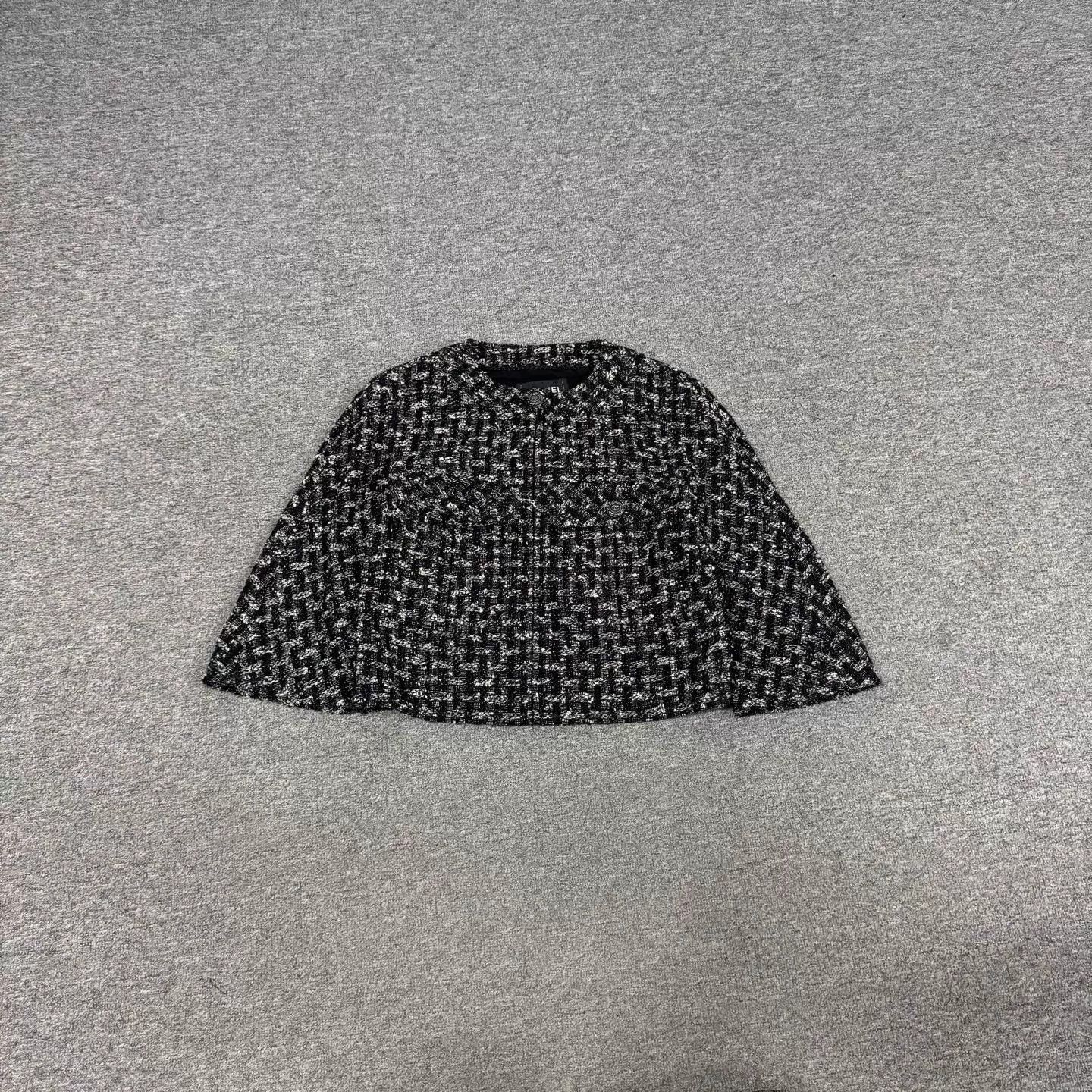 Chanel Chanel Classic Black & White Tweed Short Jacket 38 Size S / US 4 / IT 40 - 1 Thumbnail