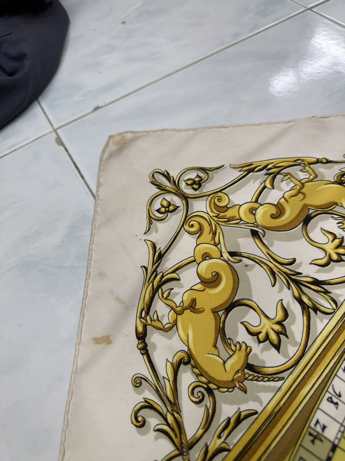 Hermes 🔥🔥🔥AUNTHENTIC VINTAGE HERMES DIES AT HORES SILK SCARF Size ONE SIZE - 9 Thumbnail