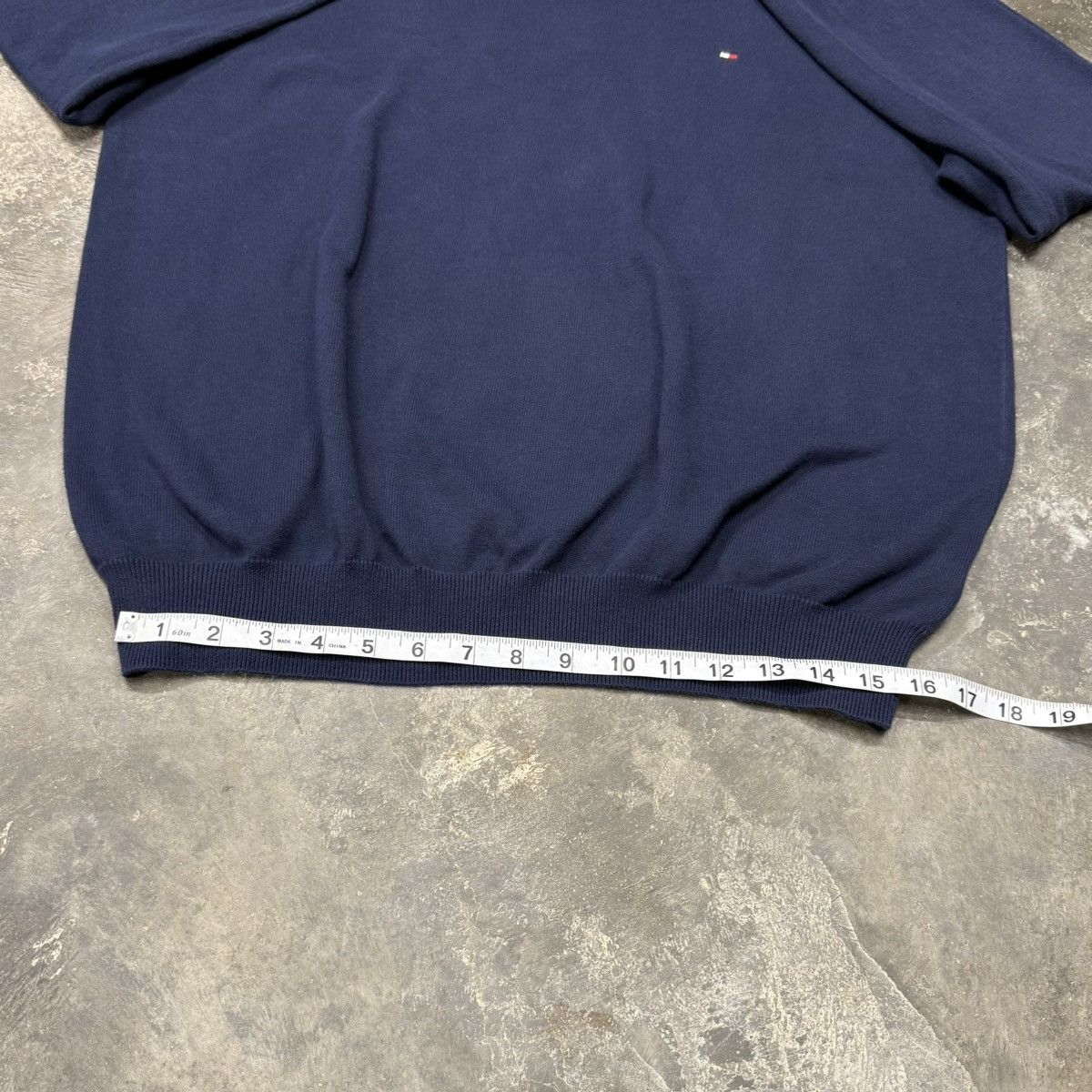 Tommy Hilfiger Tommy Hilfiger Navy V-Neck Knit Sweater Flag Logo Classic Size US XL / EU 56 / 4 - 8 Thumbnail