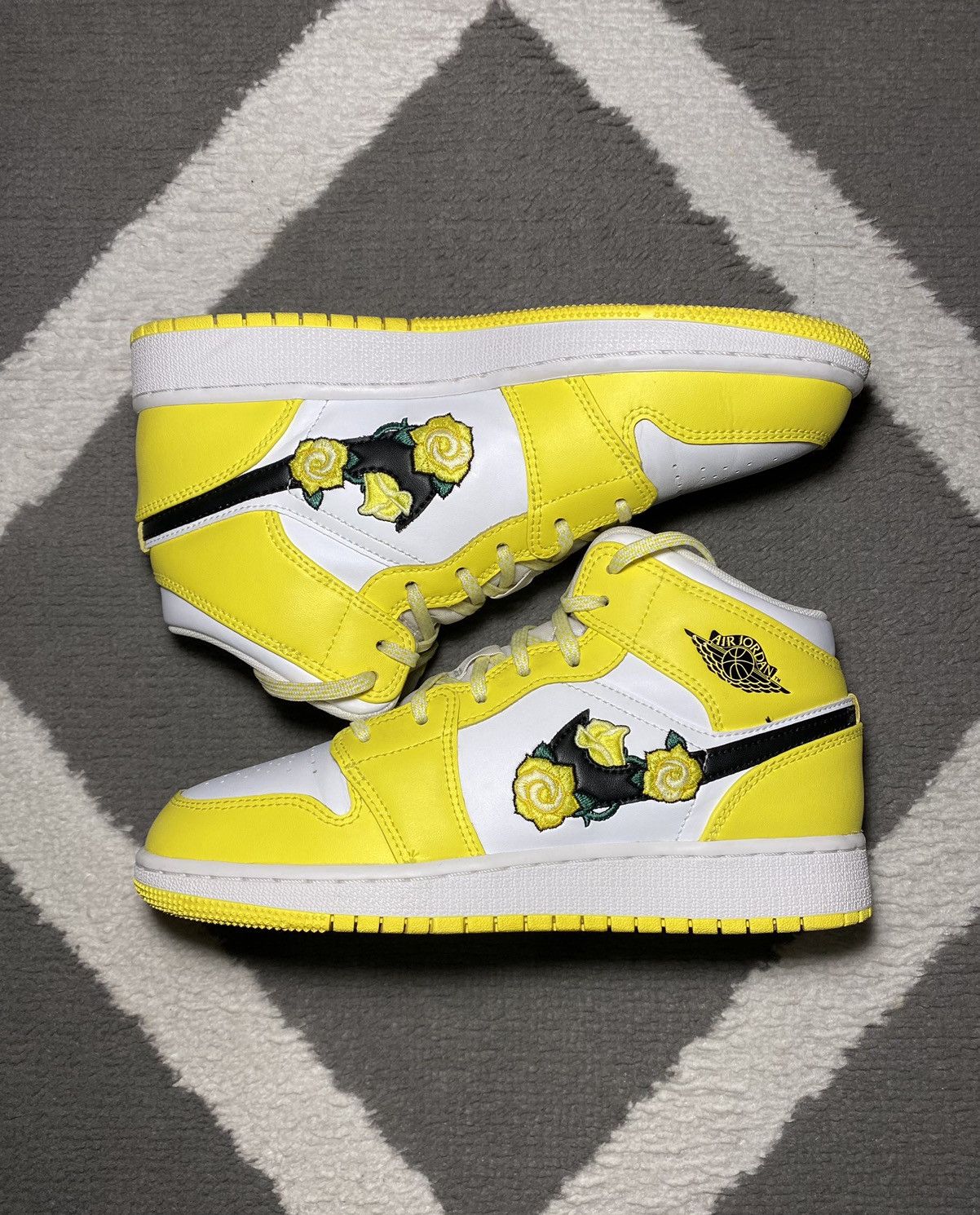 Jordan Brand × Nike Nike Air Jordan 1 Mid Dynamic Yellow Floral (GS) sneakers Size US 6.5 / IT 36.5 - 3 Thumbnail