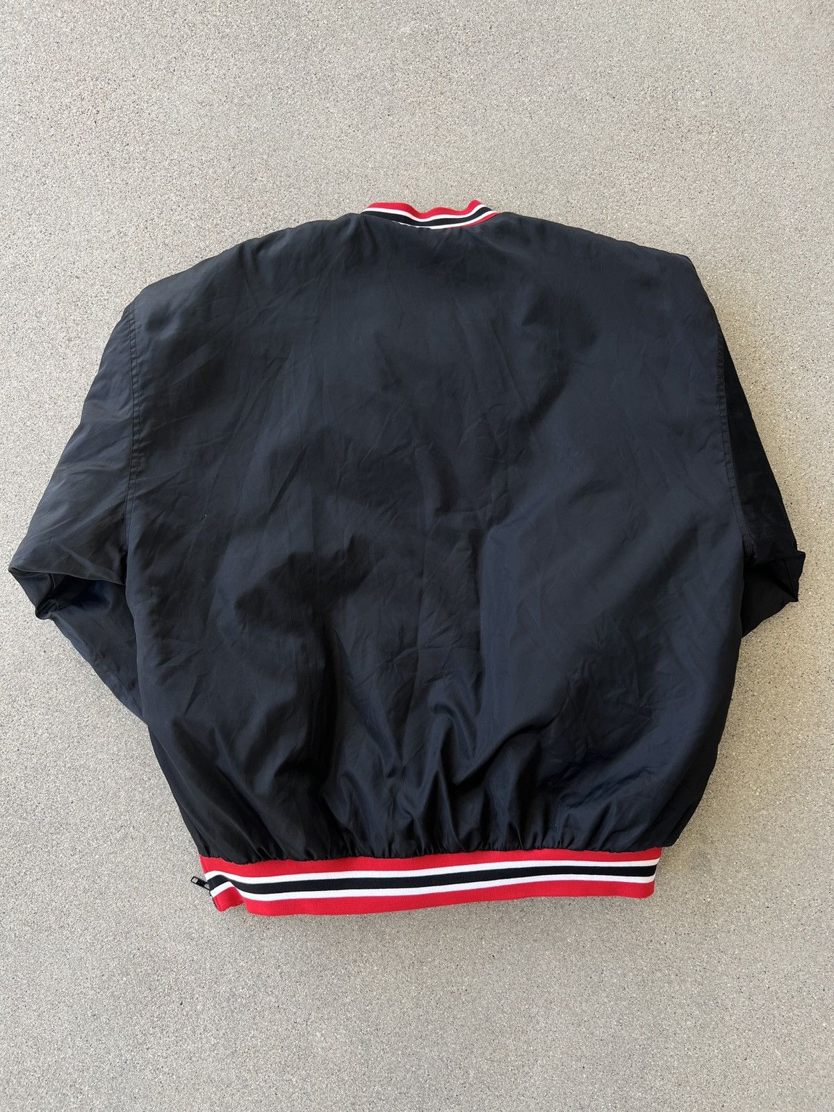 NBA × Vintage Vintage News Chicago Logo Black Puffer V-Neck Jacket Size XL Size US XL / EU 56 / 4 - 2 Thumbnail