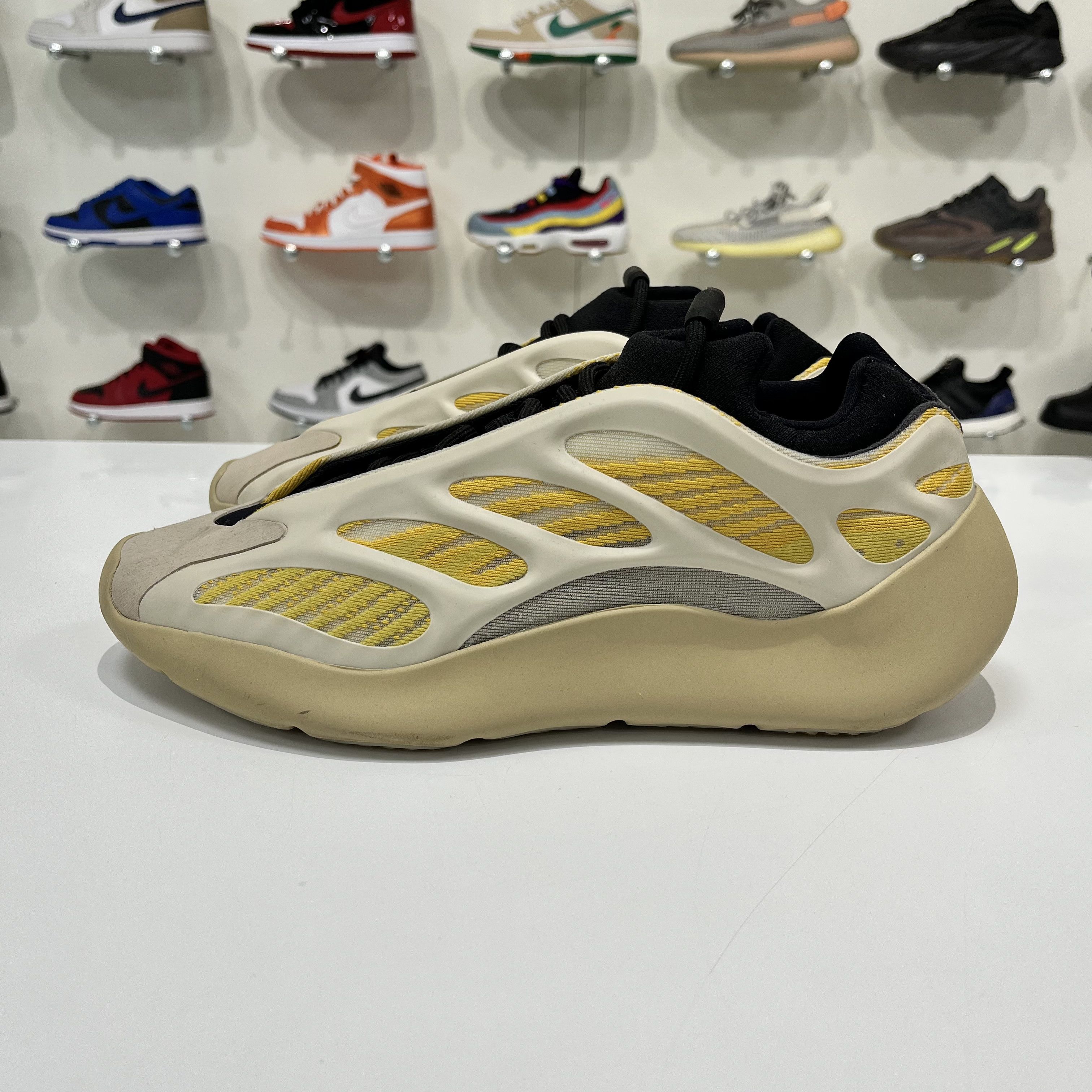 Adidas Adidas Yeezy 700 V3 Safflower Size US 8.5 / EU 41-42 - 3 Thumbnail