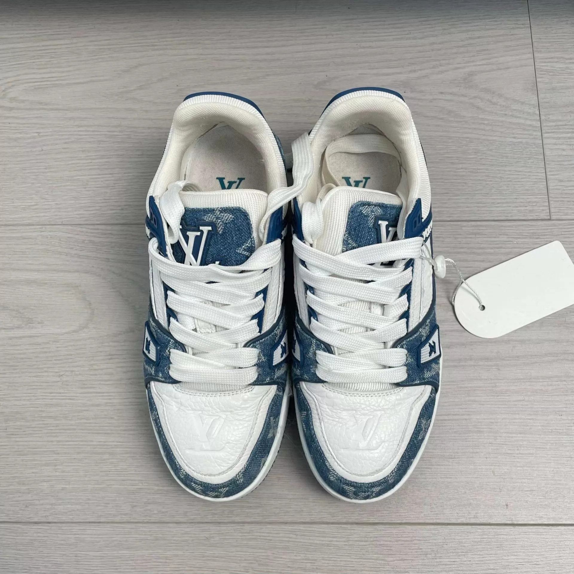 Louis Vuitton LV blue and white low-top sneaker 36.5 260226YJH7S03 Size US 6 / IT 36 - 1 Thumbnail