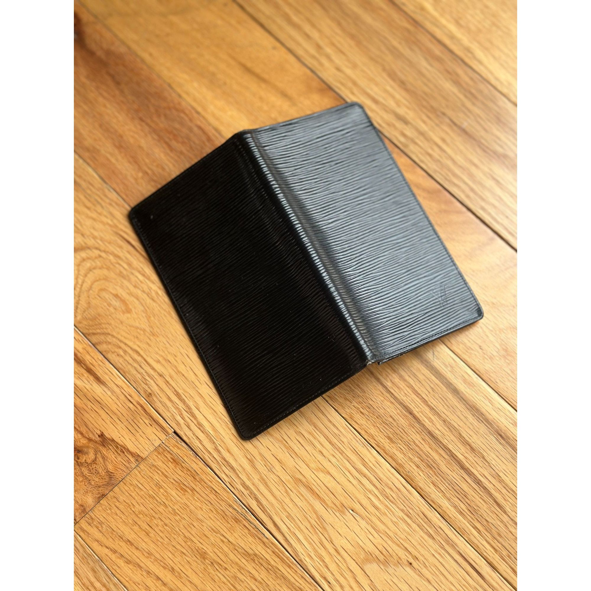 Louis Vuitton AUTHENTIC LOUIS VUITTON PORTE CARTES CREDIT M63212 NOIR EPI Size ONE SIZE - 3 Thumbnail