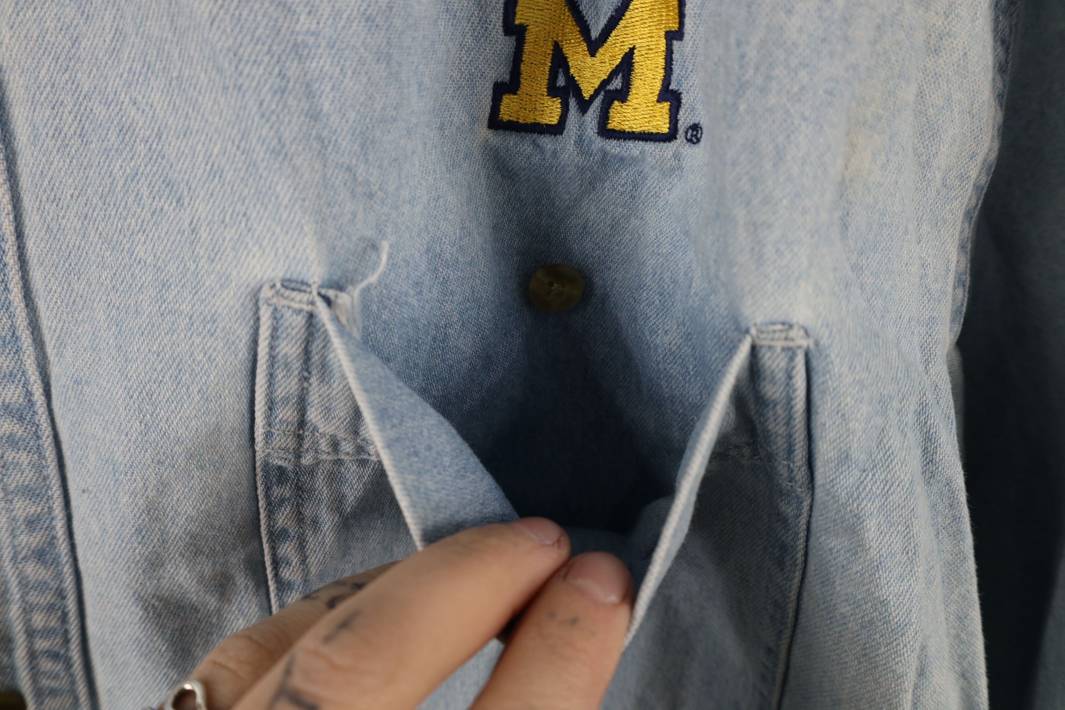 Vintage Vintage 90s University of Michigan Denim Button Down Shirt Size US L / EU 52-54 / 3 - 6 Thumbnail