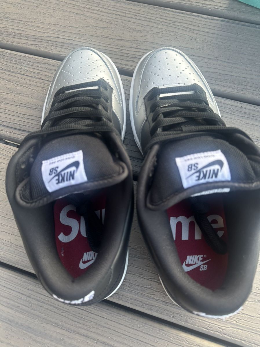 Nike × Supreme Brand new Nike x supreme dunks lows Size US 10.5 / EU 43-44 - 6 Thumbnail