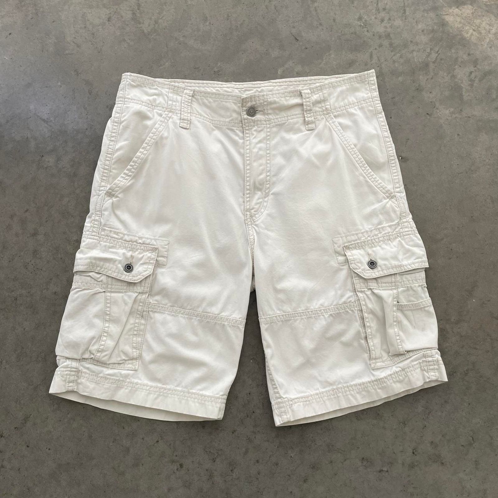 Levi's Levi’s White Cargo Shorts Size US 33 - 1 Thumbnail