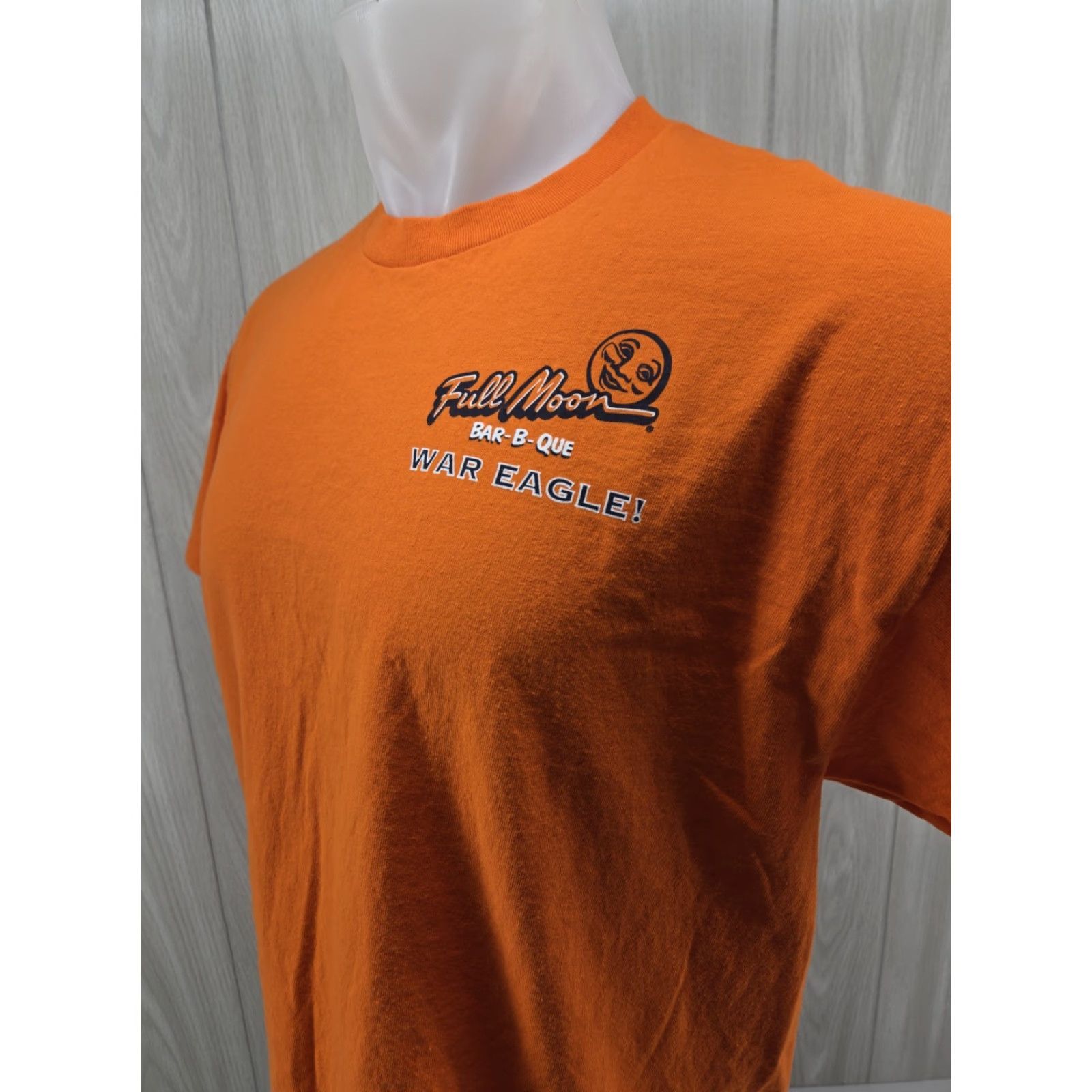 Gildan VINTAGE Full Moon Bar-B-Que Auburn Tigers Mens Large Orange Shirt Mens L Orange Moon Tigers Gildan Crew Neck Short Sleeve Cotton Blend Logo 90s Theme Size US L / EU 52-54 / 3 - 6 Thumbnail