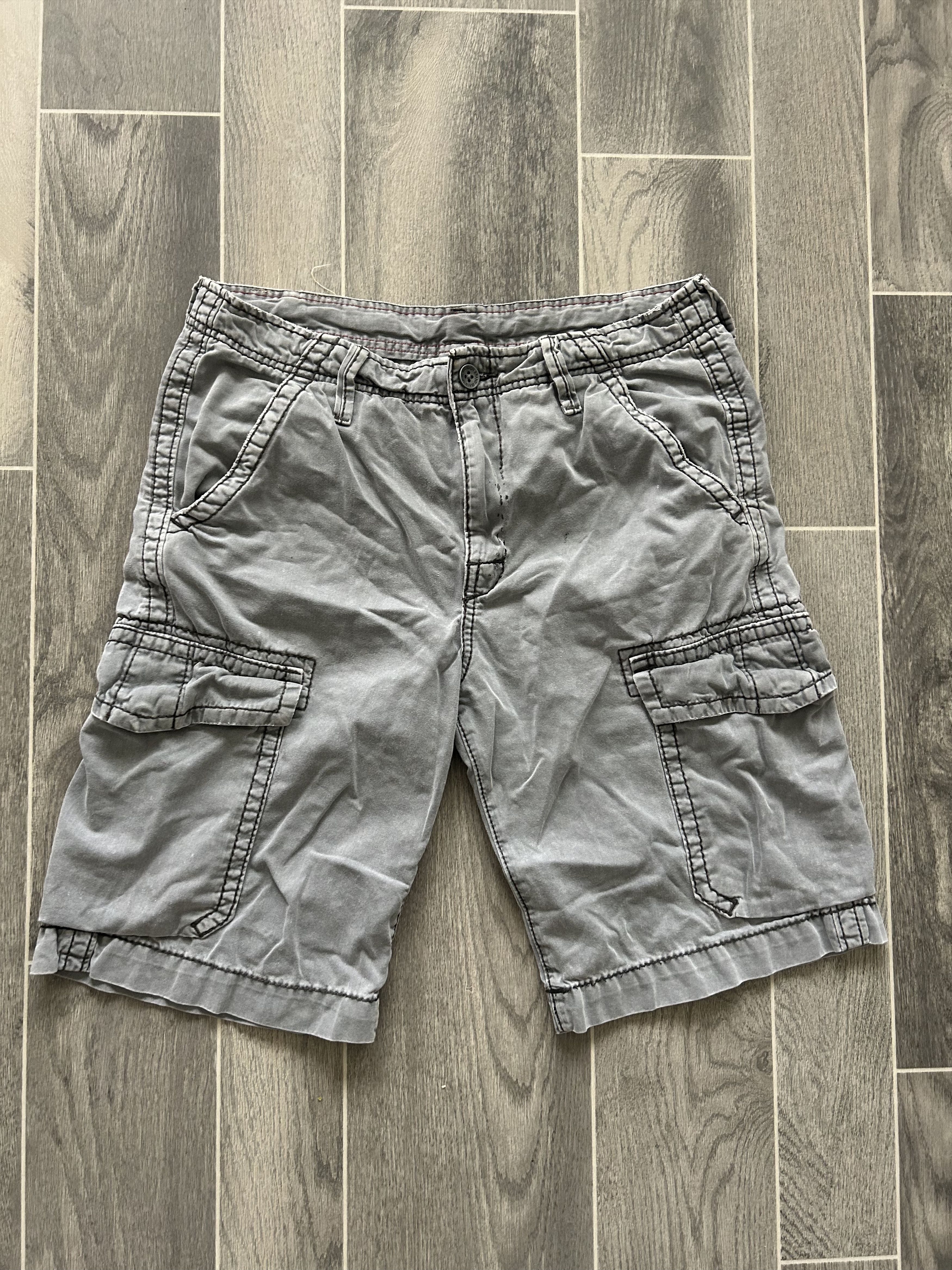 True Religion True Religion Grey Cargo Shorts Size US 33 - 1 Thumbnail