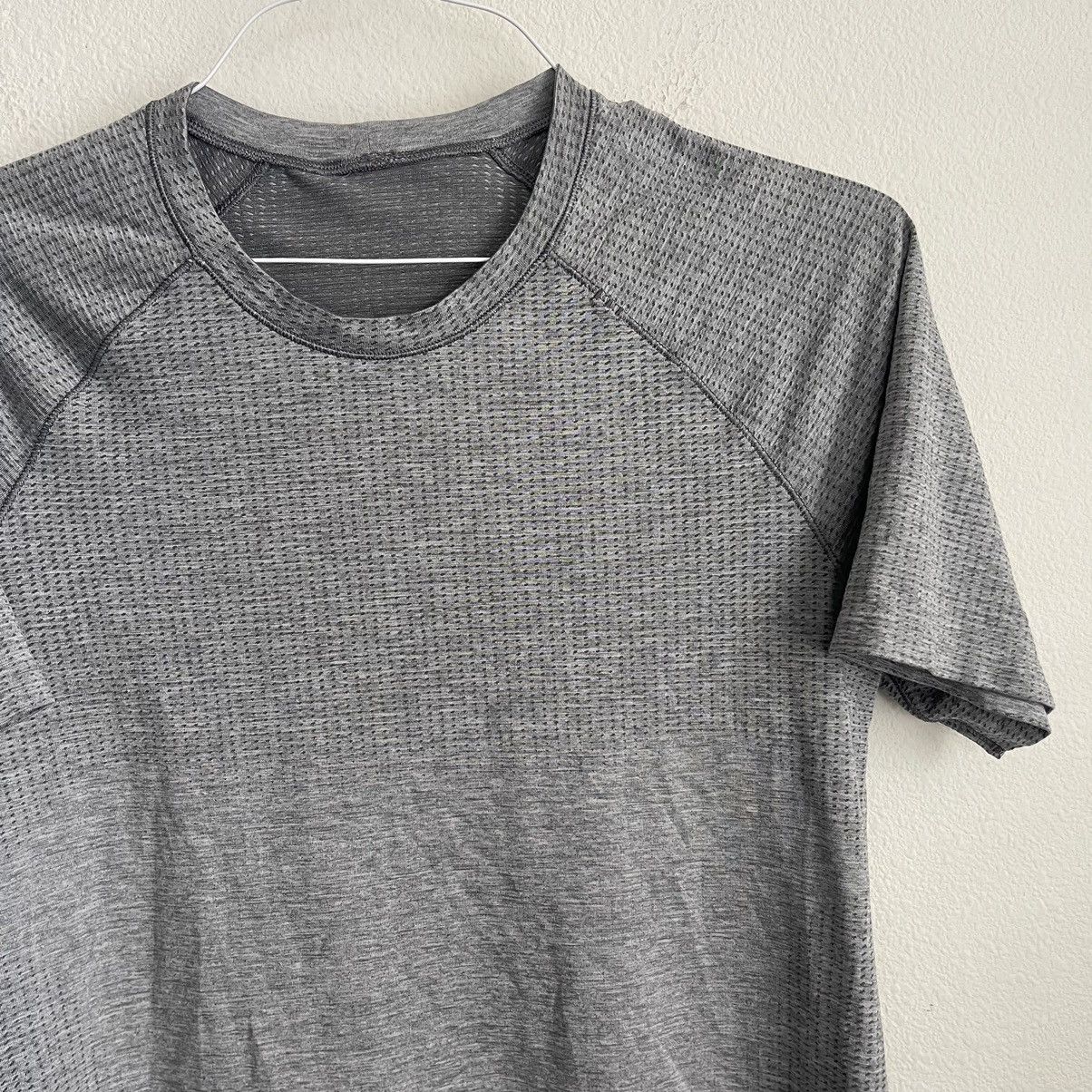 Lululemon Lululemon Breathable Short Sleeve Performance T Shirt Size US M / EU 48-50 / 2 - 1 Thumbnail