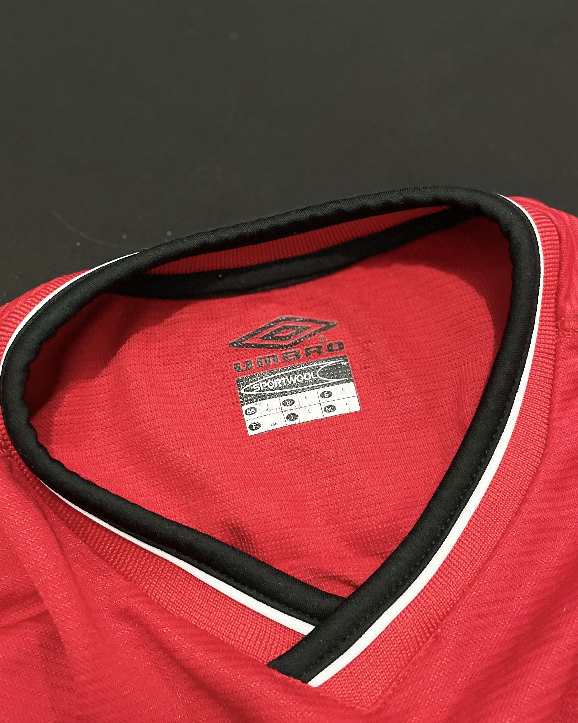 Umbro Manchester United Home Kit 2000 2001 2002 Size US L / EU 52-54 / 3 - 4 Thumbnail