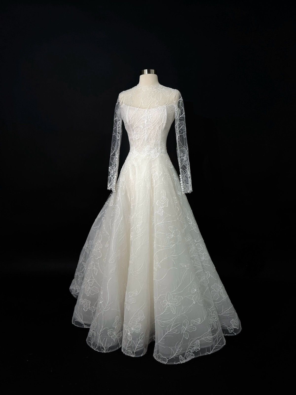 Other Preloved US 6 Anna Augusta Made Embroidered lace Bridal Gown Size M / US 6-8 / IT 42-44 - 2 Thumbnail