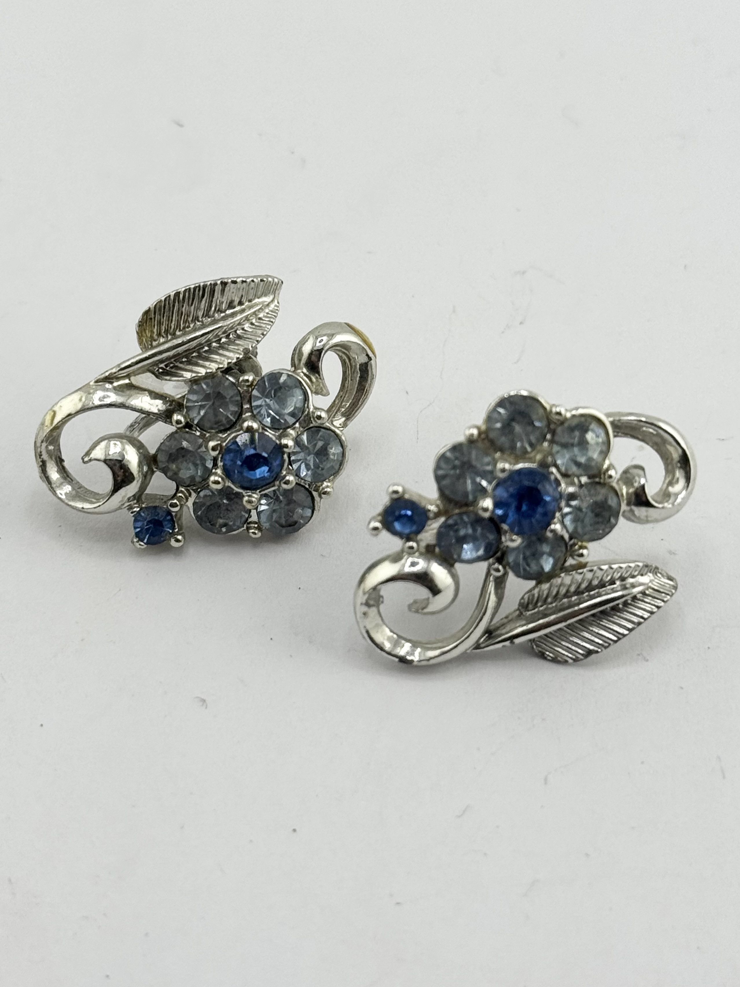 Vintage Vintage Coro blue rhinestone flower screw back earrings Size ONE SIZE - 3 Thumbnail
