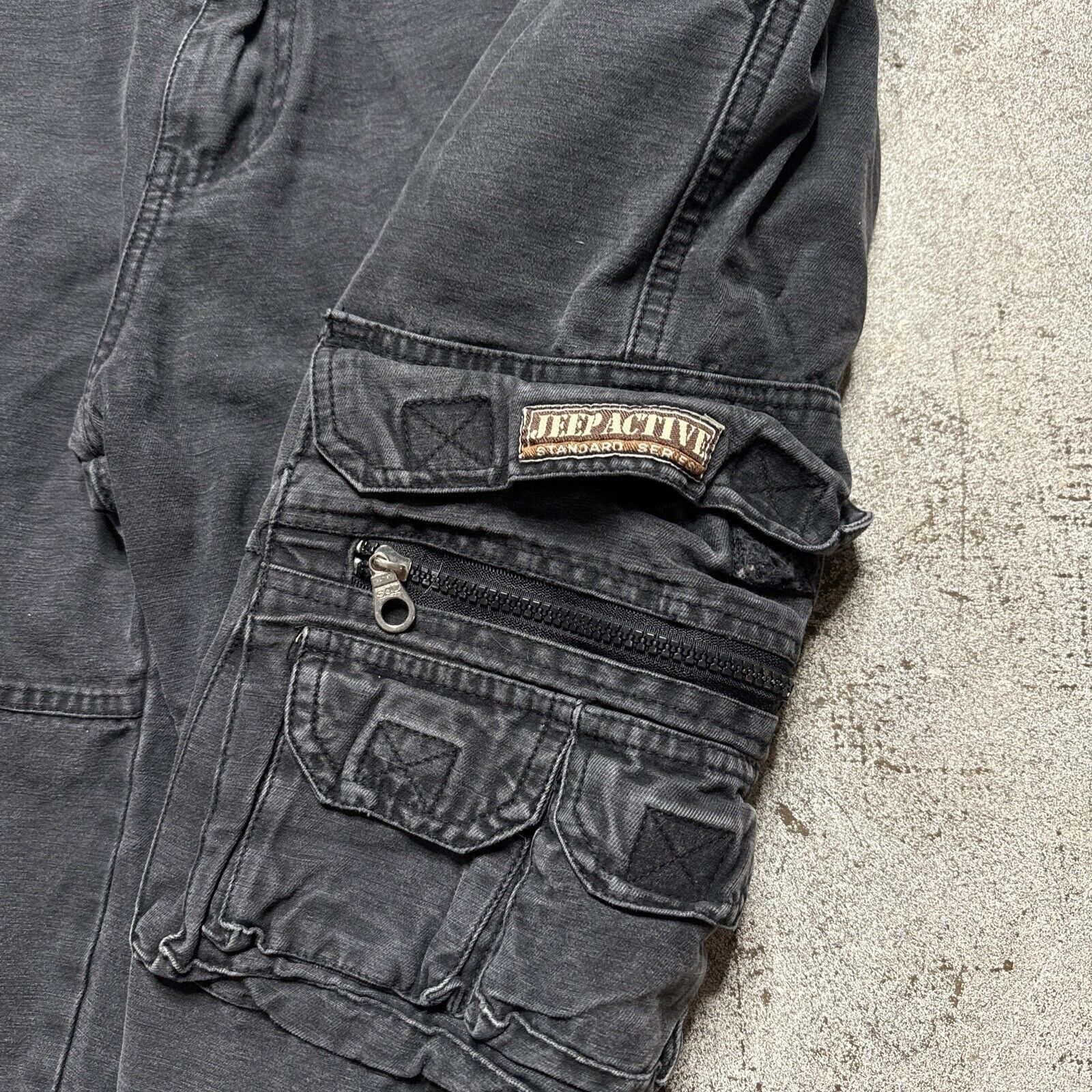 Jeep × Vintage 00s Jeep Active Cargo Tech Black Shorts Size 42 Size US 42 / EU 58 - 2 Thumbnail