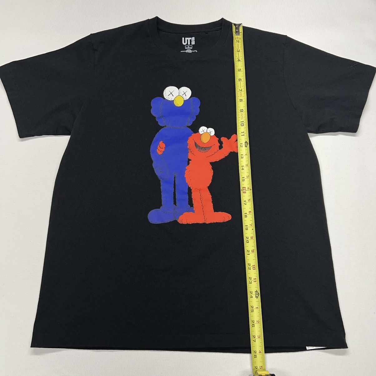 Kaws × Uniqlo Uniqlo Kaws Tee Shirt Black Sesame Street Elmo Figure Size US L / EU 52-54 / 3 - 11 Thumbnail