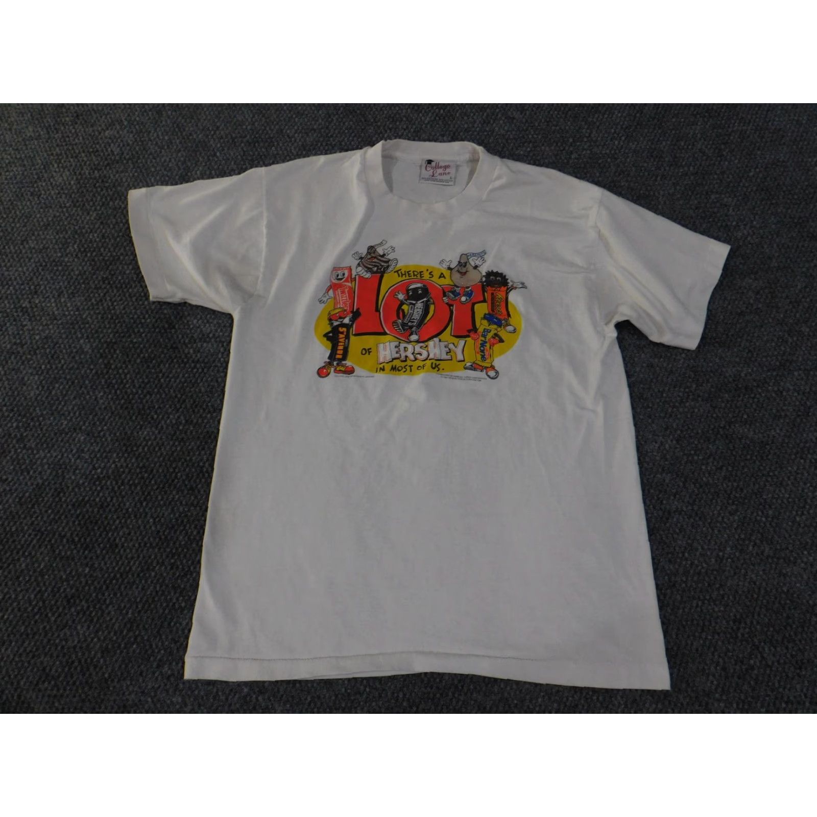 Vintage VINTAGE Hershey Shirt Mens Large White Graphic Print 90s Candy Bar Reese's Twizzlers Hershey's Kiss 5th Avenue Bar None 1995 College Lane T-Shirt Mens Size US L / EU 52-54 / 3 - 3 Thumbnail
