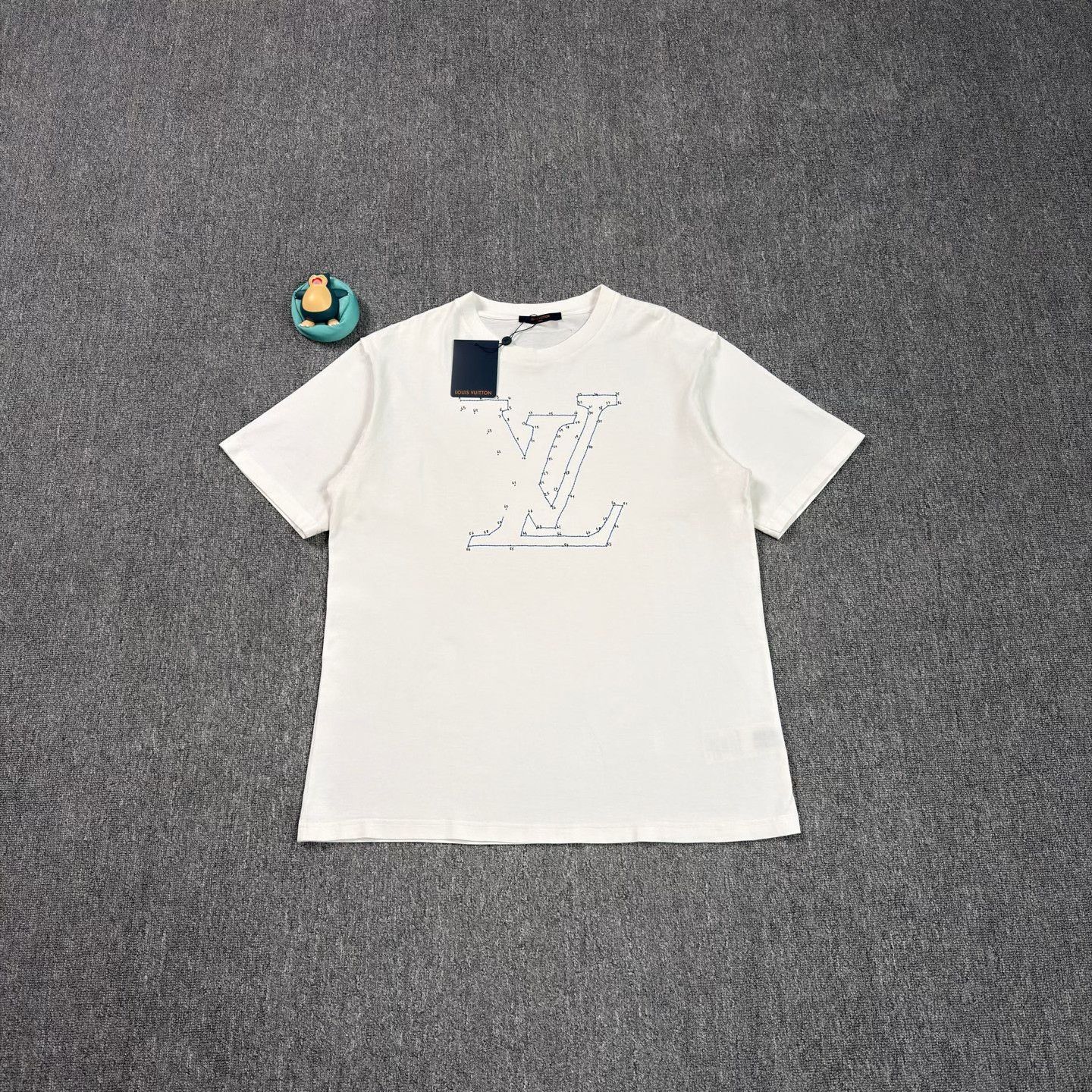Louis Vuitton LV Embroidered Large Logo White T-Shirt Size US XXL / EU 58 / 5 - 1 Thumbnail