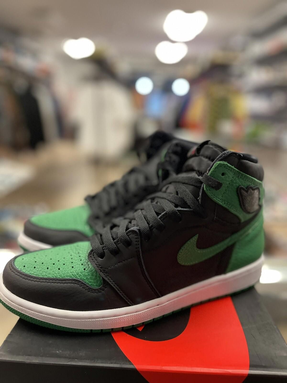 Jordan Brand Size 10.5 - Jordan 1 Retro High OG Pine Green 2.0 555088-030 Size US 10.5 / EU 43-44 - 1 Thumbnail