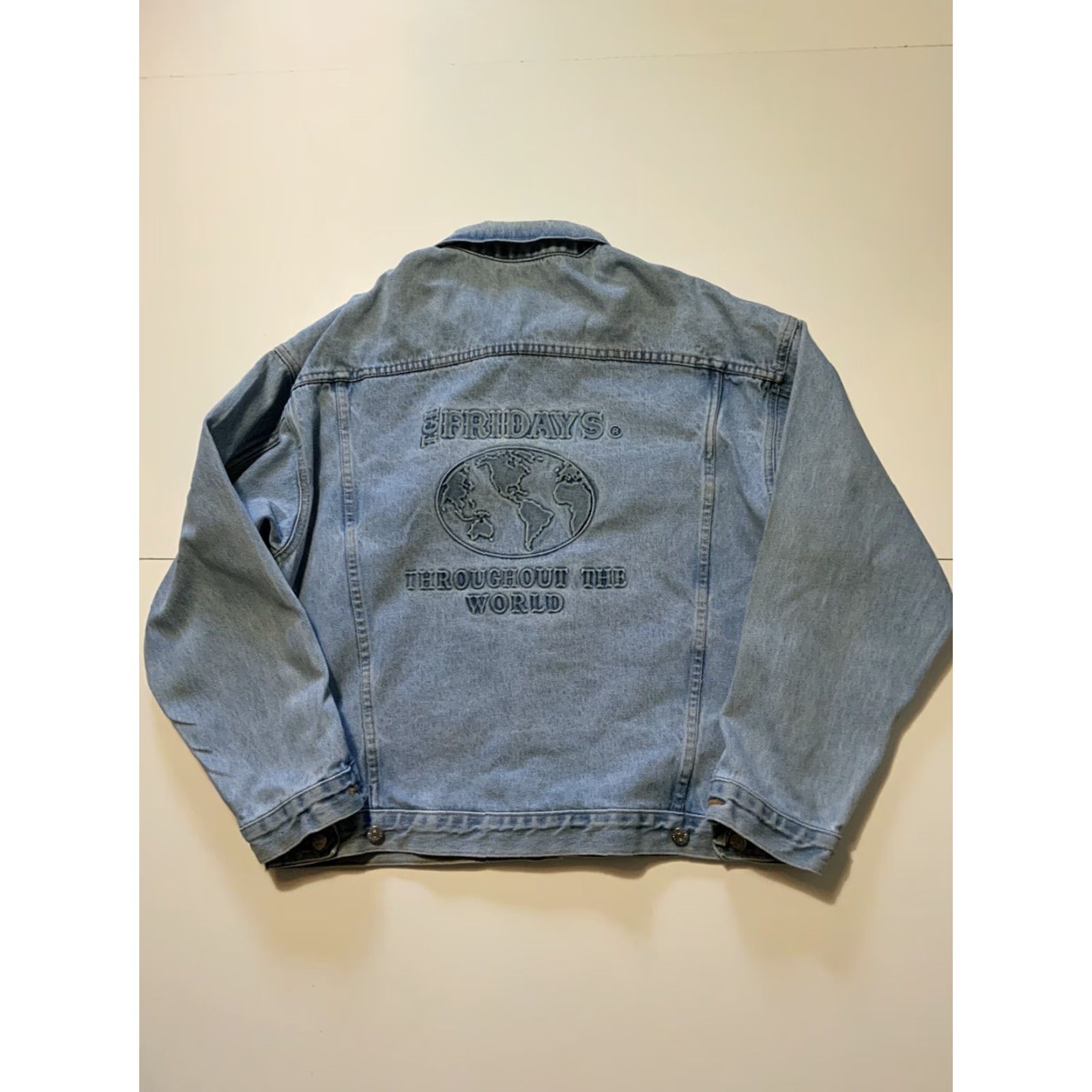 Vintage VINTAGE 80s 90s TGI Friday’s Throughout The World Embossed Denim Jean Jacket Sz. L Men’s? Size US 33 - 2 Thumbnail