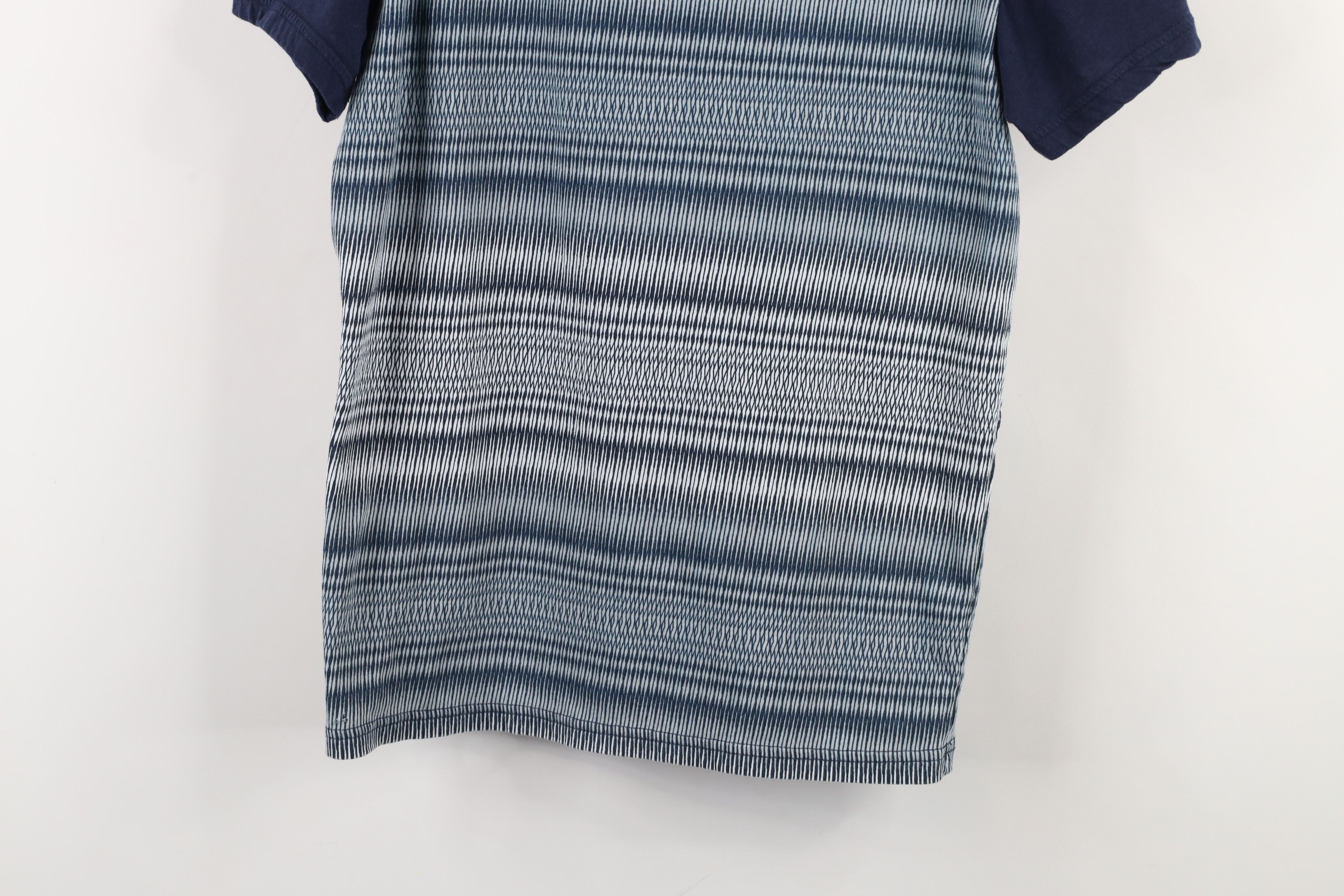 Armani Exchange × Vintage Armani Exchange Abstract Trippy Geometric V-Neck T-Shirt Size US S / EU 44-46 / 1 - 11 Thumbnail