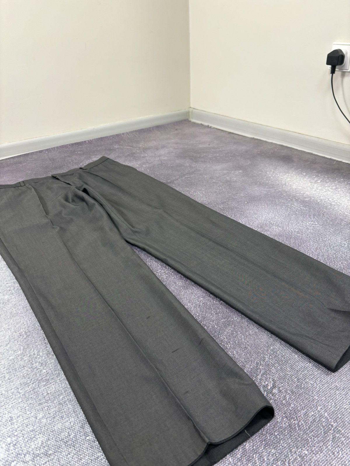 Hugo Boss Hugo Boss Men’s 2-Piece Formal Classic Luxury Wool Suit Size 42R - 16 Thumbnail