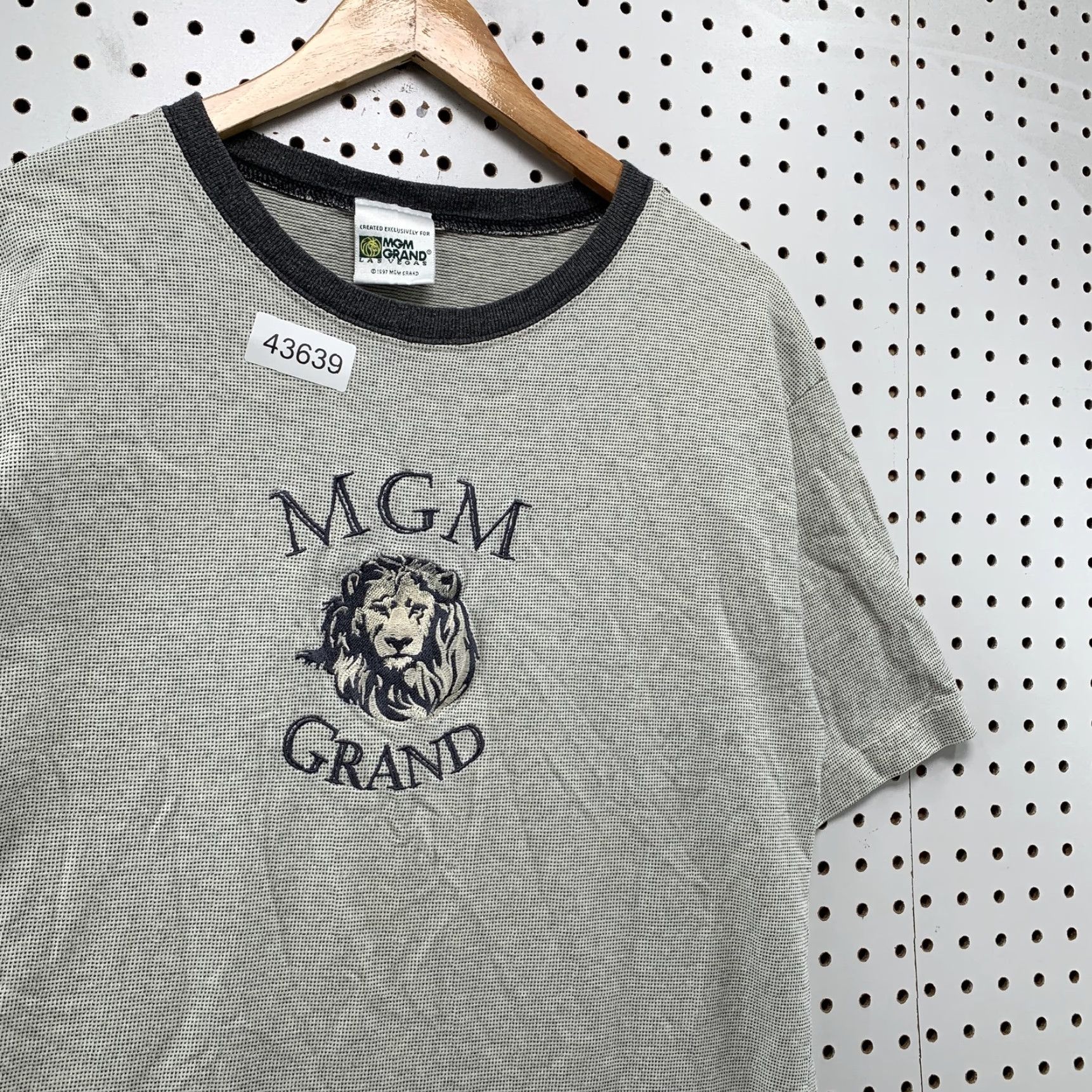 Vintage VINTAGE MGM Grand Gray Shirt 90s Large Single Stitch Las Vegas Mens T-Shirt Size US L / EU 52-54 / 3 - 3 Thumbnail
