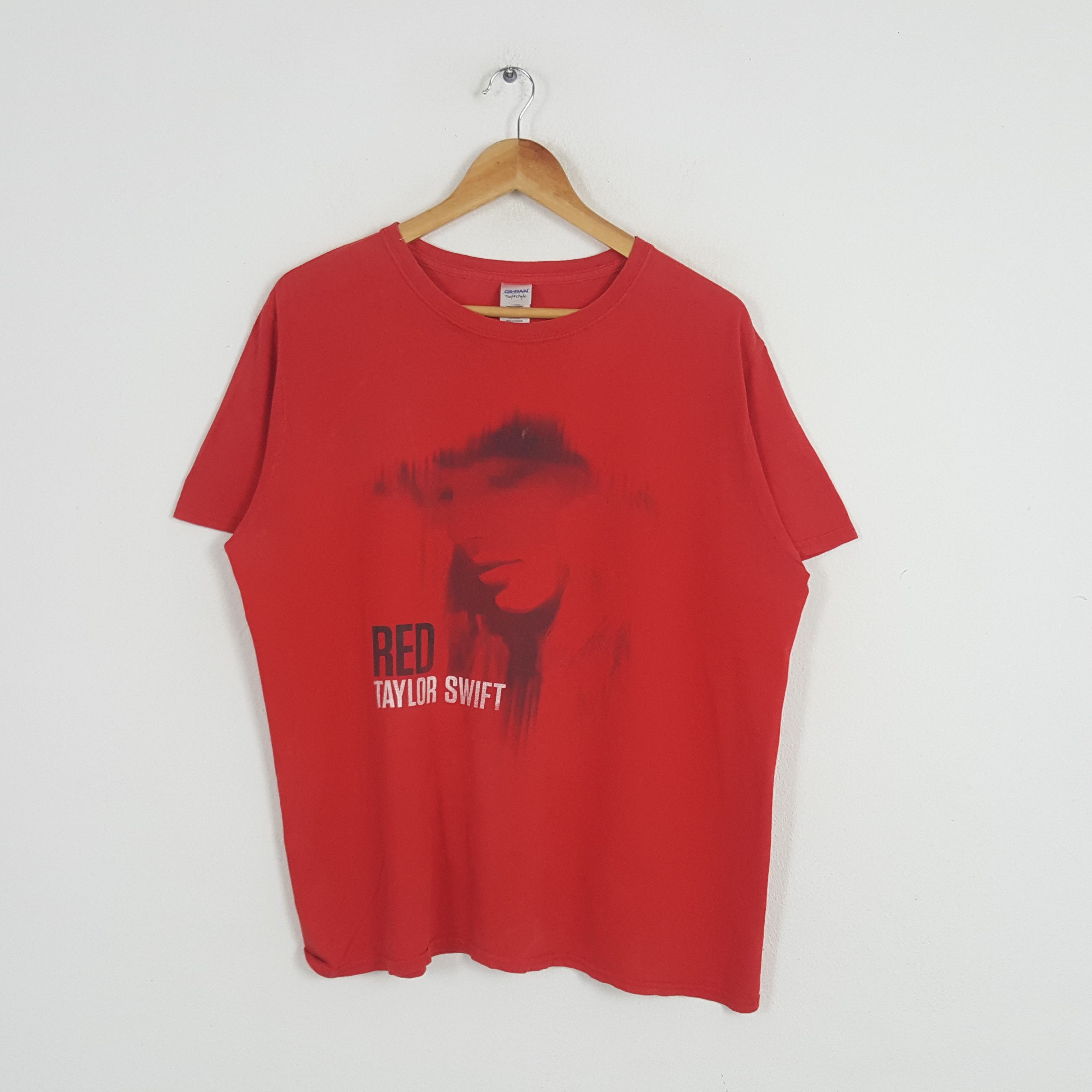 Vintage Vintage Red Taylor Swift American Singer Songwriter Tshirt Size US L / EU 52-54 / 3 - 1 Thumbnail