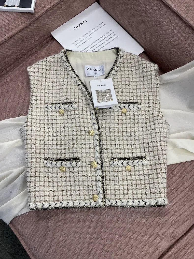Chanel 25K new tweed plaid gold vest