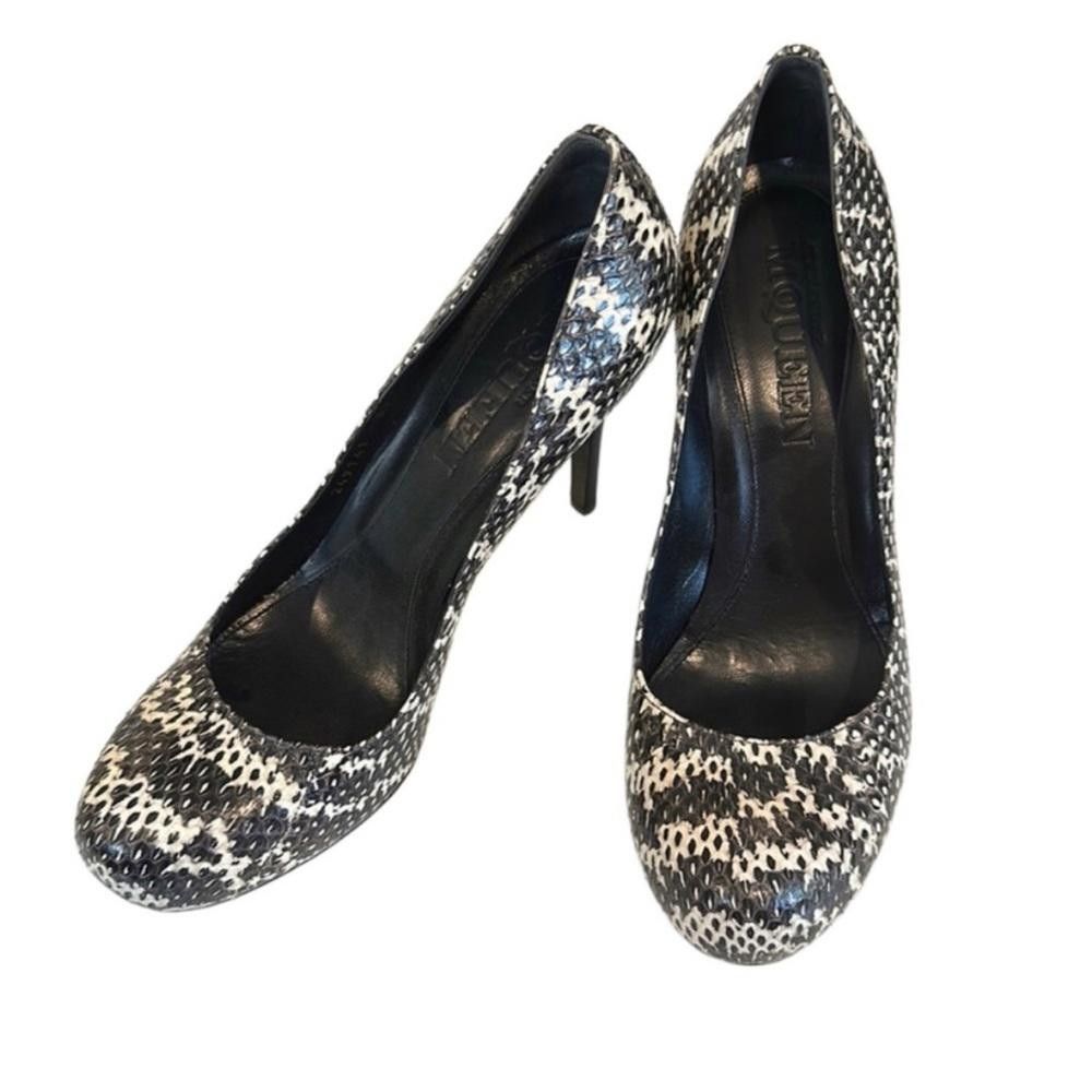 Alexander McQueen Alexander McQueen Black White Snakeskin Round Toe Heels 39.5 Size US 8.5 / IT 38.5 - 1 Thumbnail