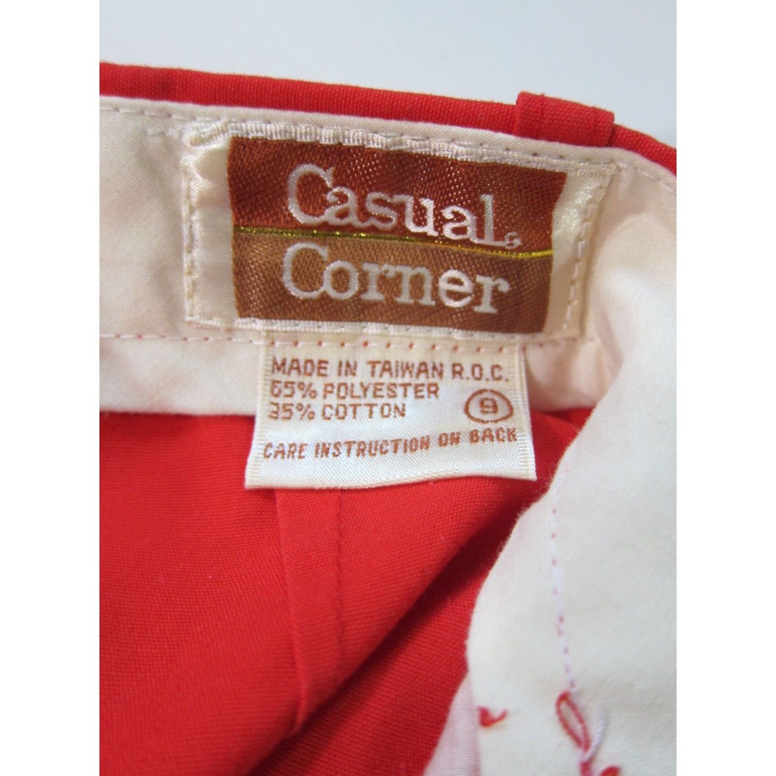 Vintage VINTAGE Casual Corner Shorts Women Small Chino High Rise Red Cotton Pocket Front Pockets Cuffed Zip 26" Waist Slim Rise Vintage Yes Size 26" / US 2 / IT 38 - 3 Thumbnail