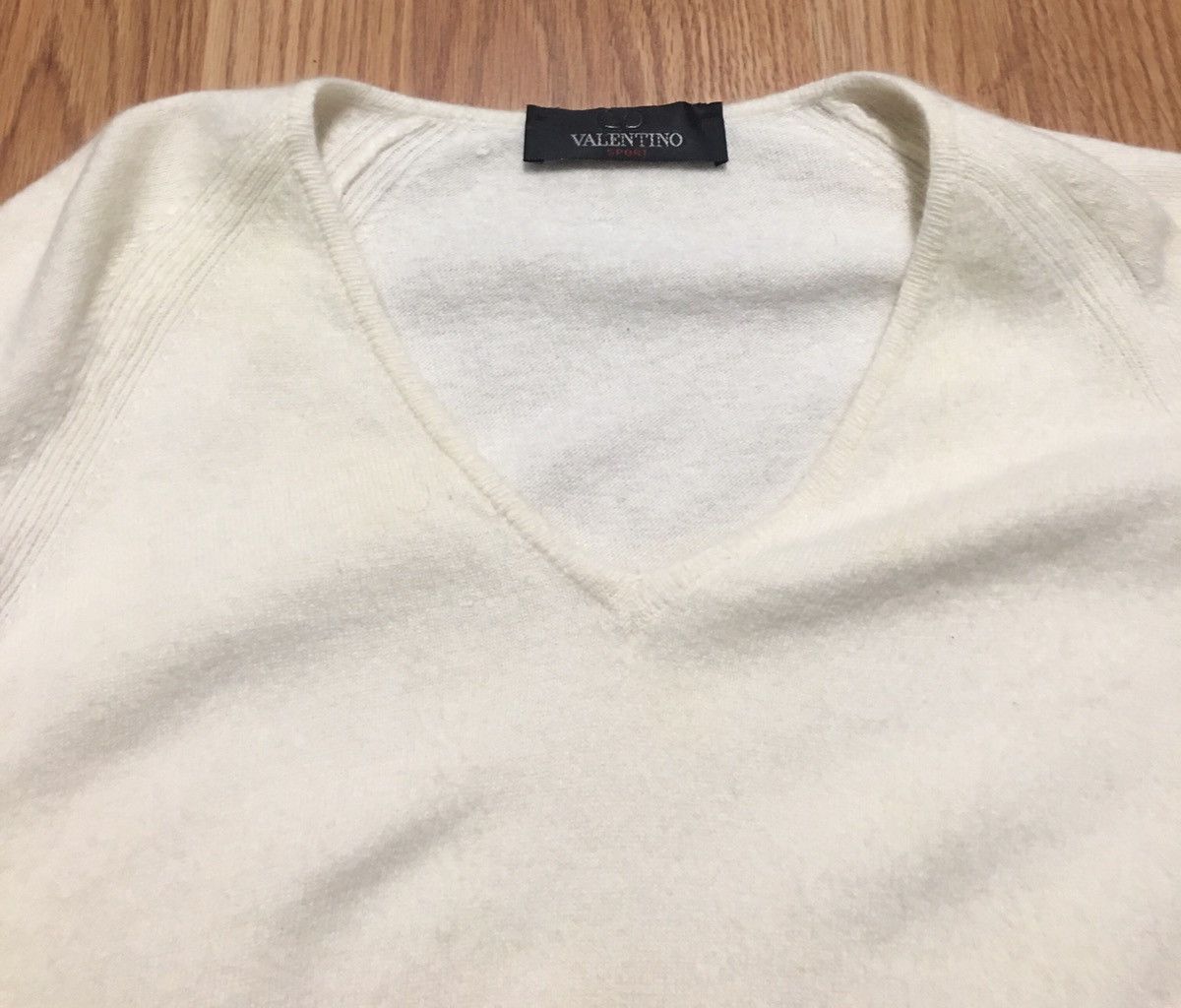 Valentino × Vintage VALENTINO Sport Ivory Cashmere V-neck Vintage Sweater Size M / US 6-8 / IT 42-44 - 9 Thumbnail