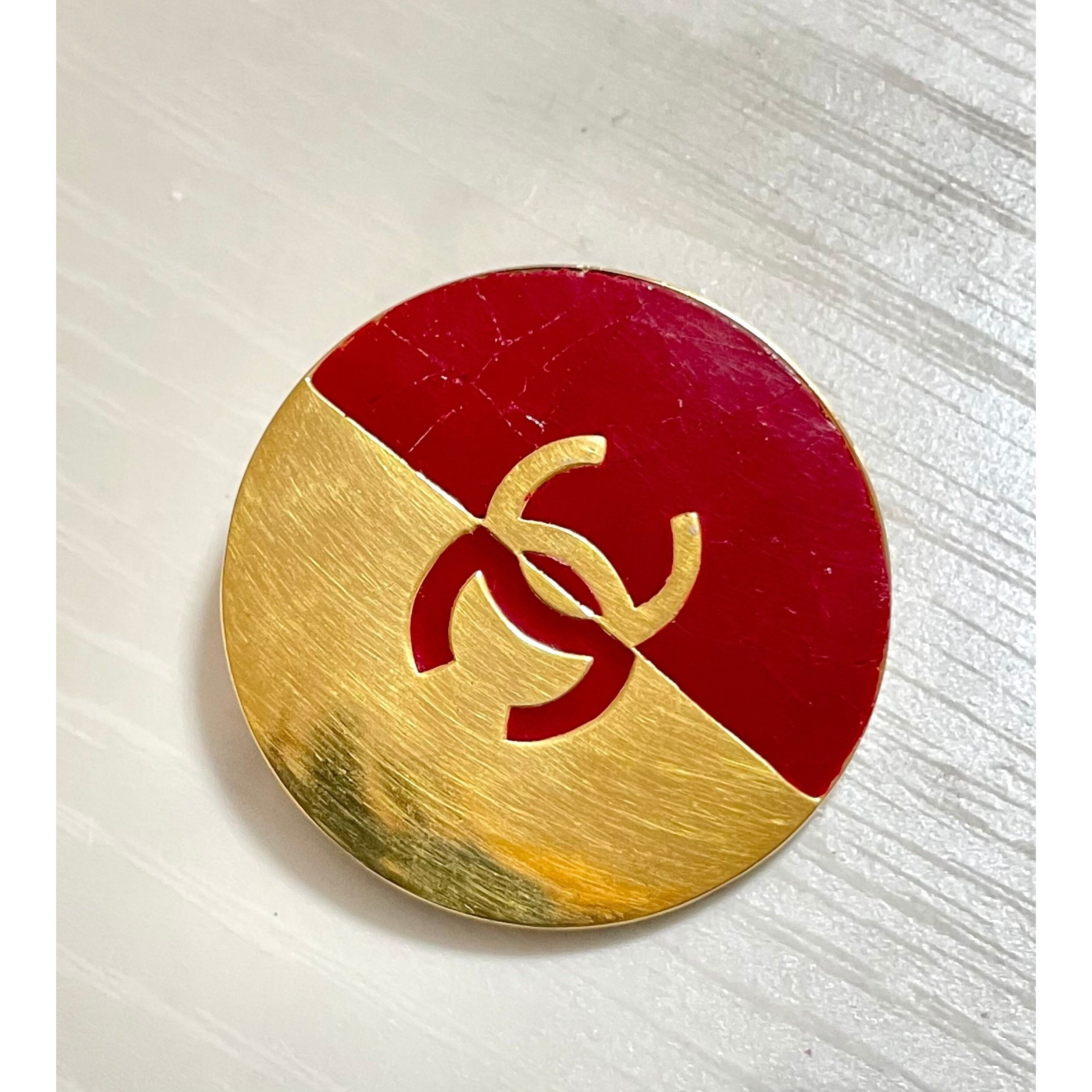Chanel Vintage CHANEL red and gold round CC brooch. Size ONE SIZE - 4 Thumbnail