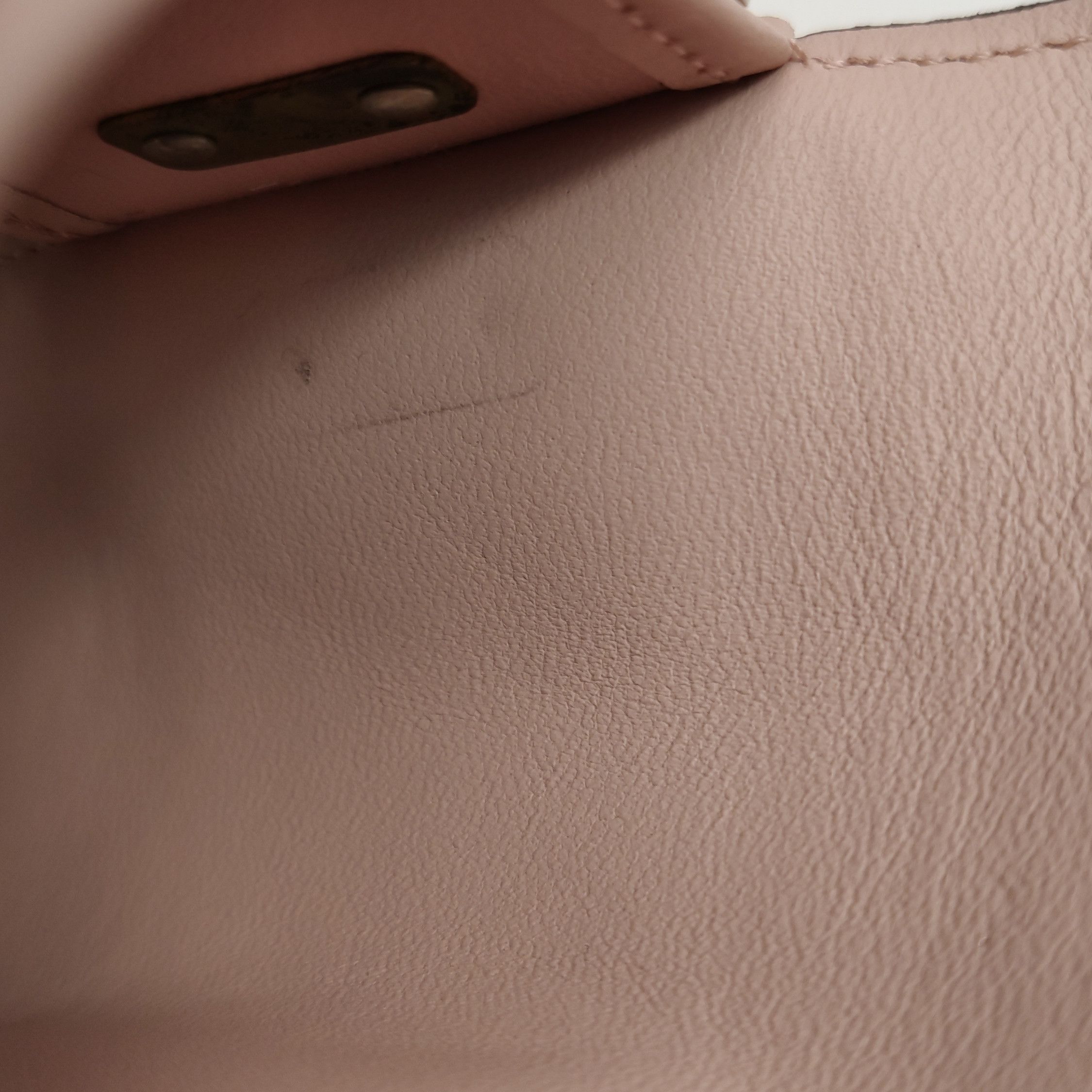 Louis Vuitton Louis Vuitton (LV) Mahina leather solid color hollow old fl Size ONE SIZE - 8 Thumbnail