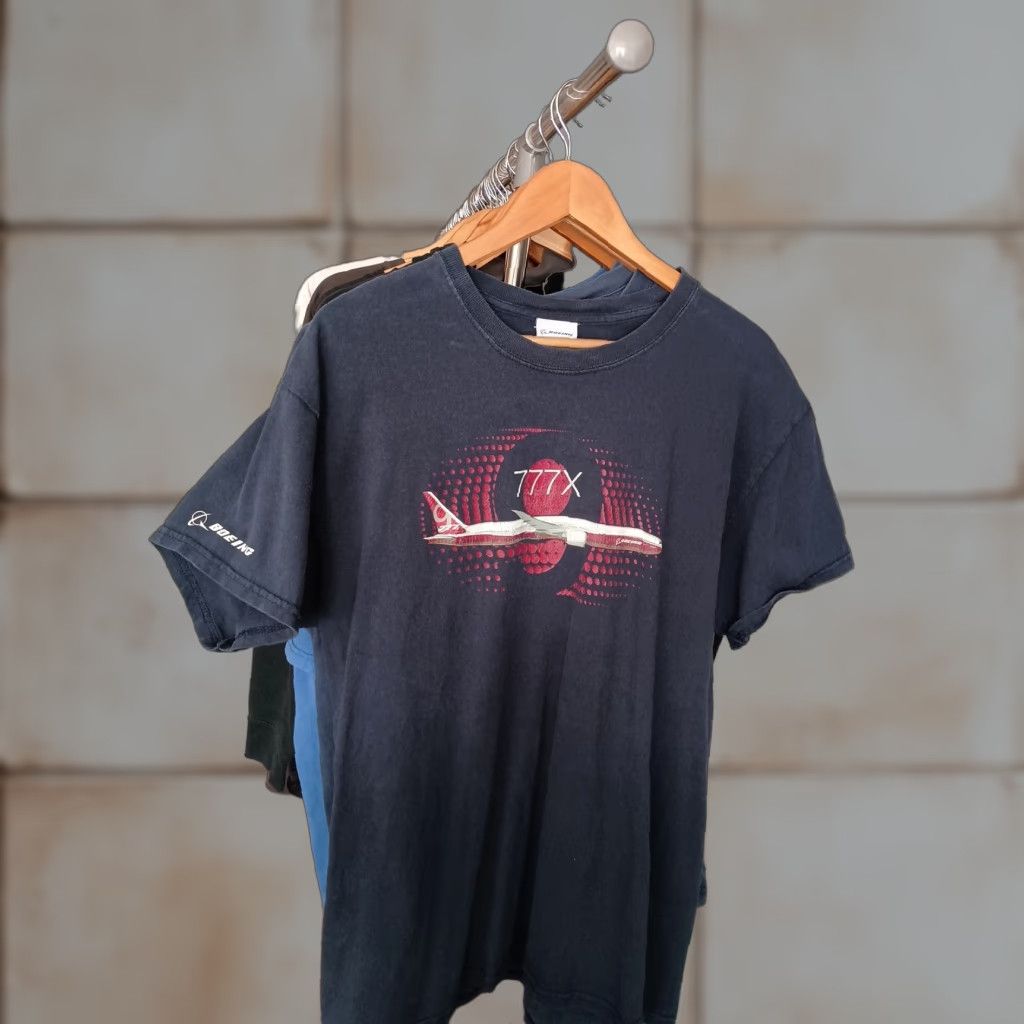 Vintage VINTAGE Boeing Officially Licensed 777x Airplane T-shirt Blue L Men Shirt Distressed Cracking Graphic Boeing on Sleeve Size US L / EU 52-54 / 3 - 1 Thumbnail
