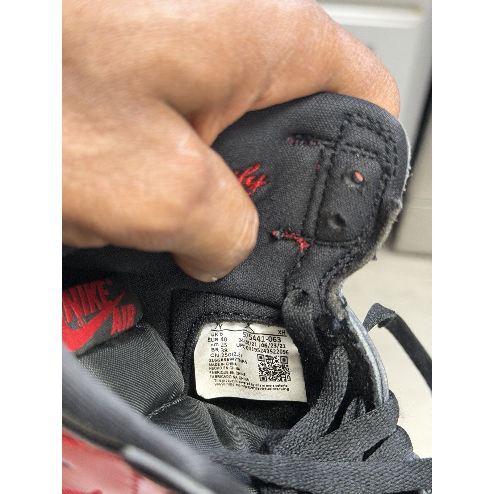 Jordan Brand × Nike Nike Air Jordan 1 Retro High OG Patent Bred (GS) 575441-063 Size US 7 / EU 40 - 8 Thumbnail
