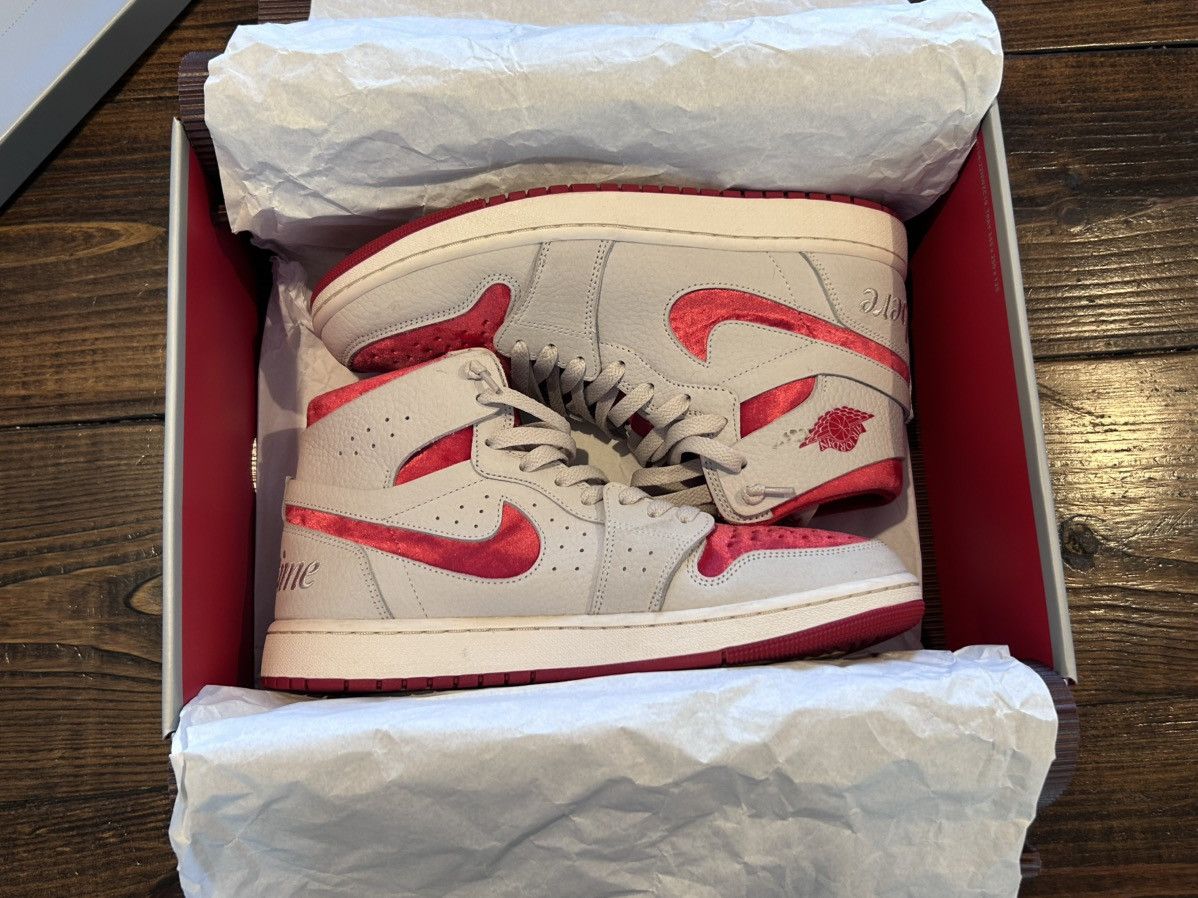 Nike Jordan 1 High zoom air CMFT 2 Valentine’s day 2023 Size US 9.5 / EU 42-43 - 2 Thumbnail