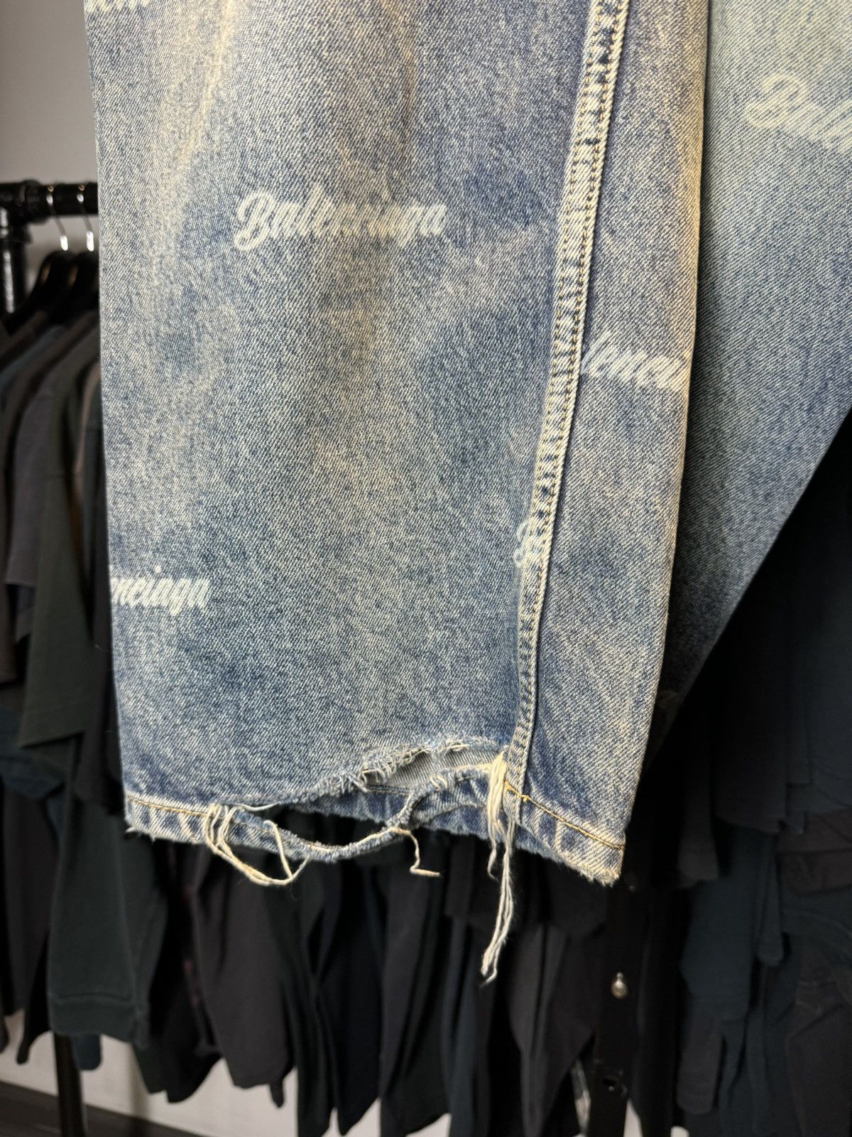 Balenciaga Balenciaga All Over Logo Light Wash Cropped Jeans - 31 Size US 31 - 11 Thumbnail