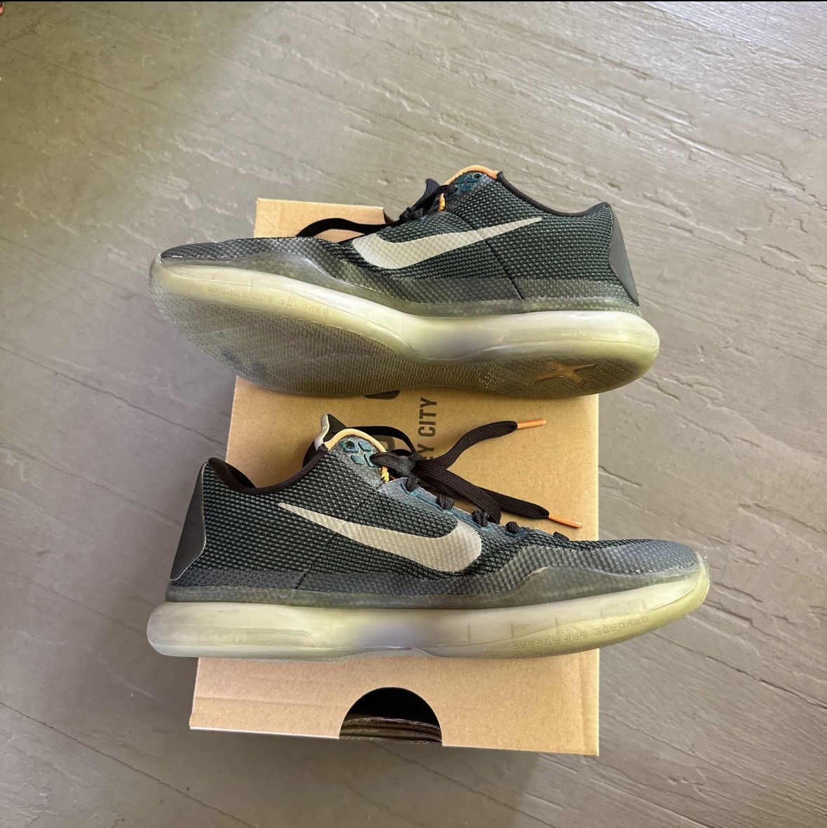 Nike Kobe 10 Flight from 2015 Size US 8.5 / EU 41-42 - 2 Thumbnail