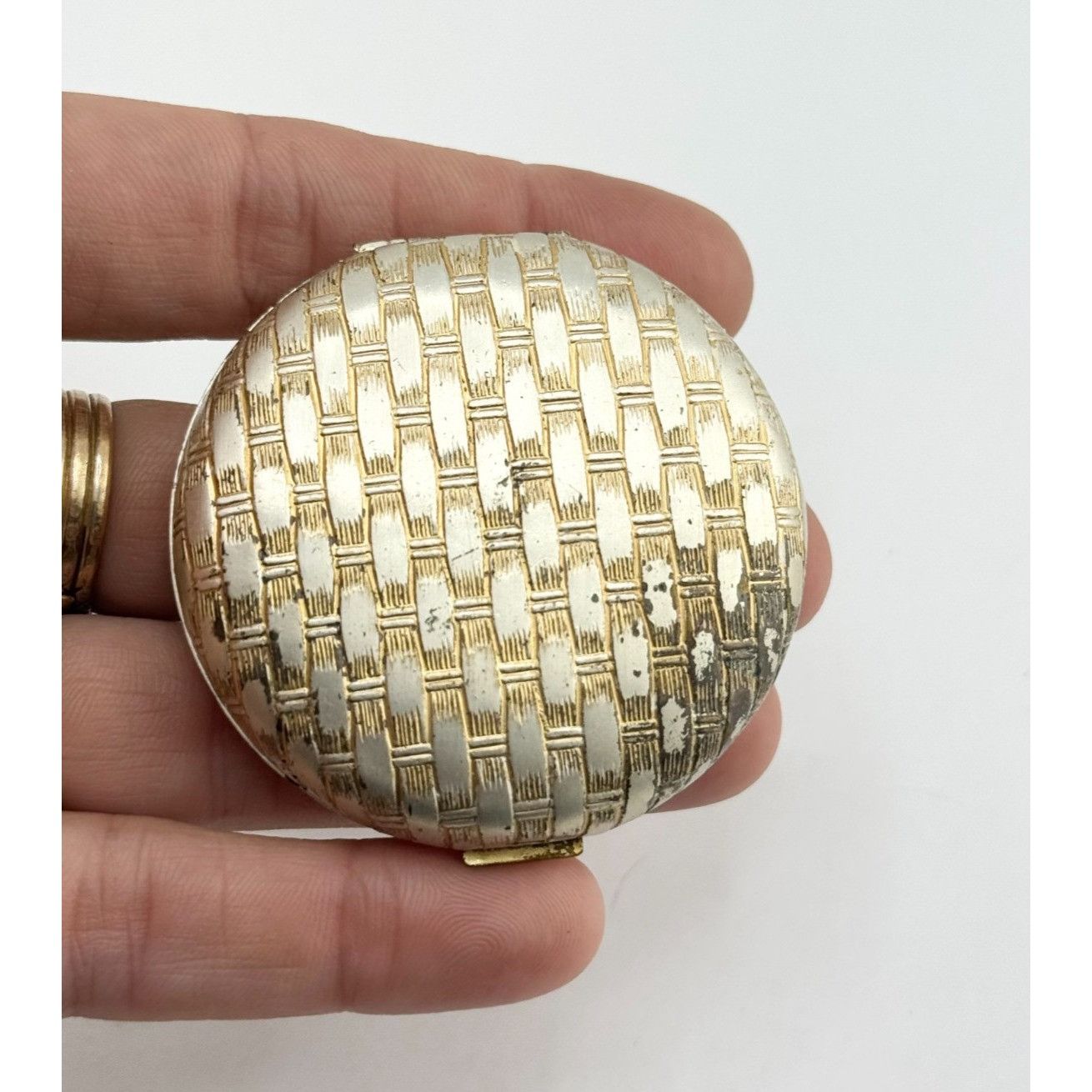 Vintage Vintage Avon 1966 woven metal compact Size ONE SIZE - 1 Thumbnail